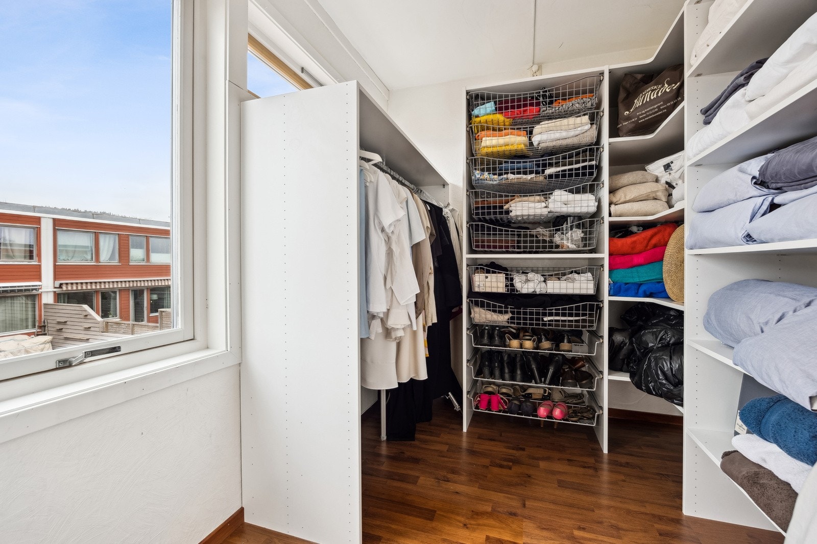 Rommet har adkomst til en bod som kan benyttes som omkledningsrom, lekerom, barnerom etc. Galleribilde