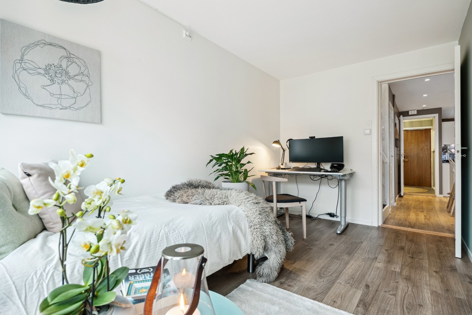 Det er god plass til seng, garderobeskap og arbeidsbord for lekser eller hjemmekontor på alle rom. Galleribilde