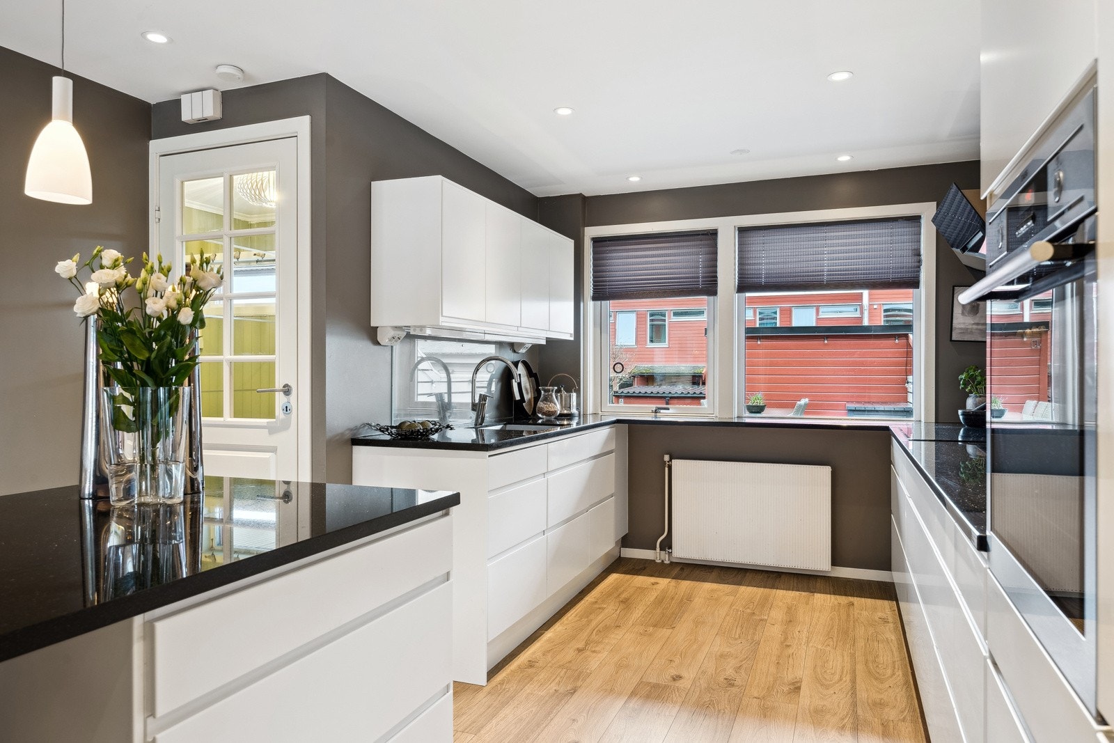 Nydelig Ballingslöv kjøkken fra 2014 med slette fronter, integrerte håndtak og en solid benkeplate i naturstein. Det er integrerte hvitevarer i form av fryseskap, kjøleskap, oppvaskmaskin, stekeovn og platetopp. Galleribilde