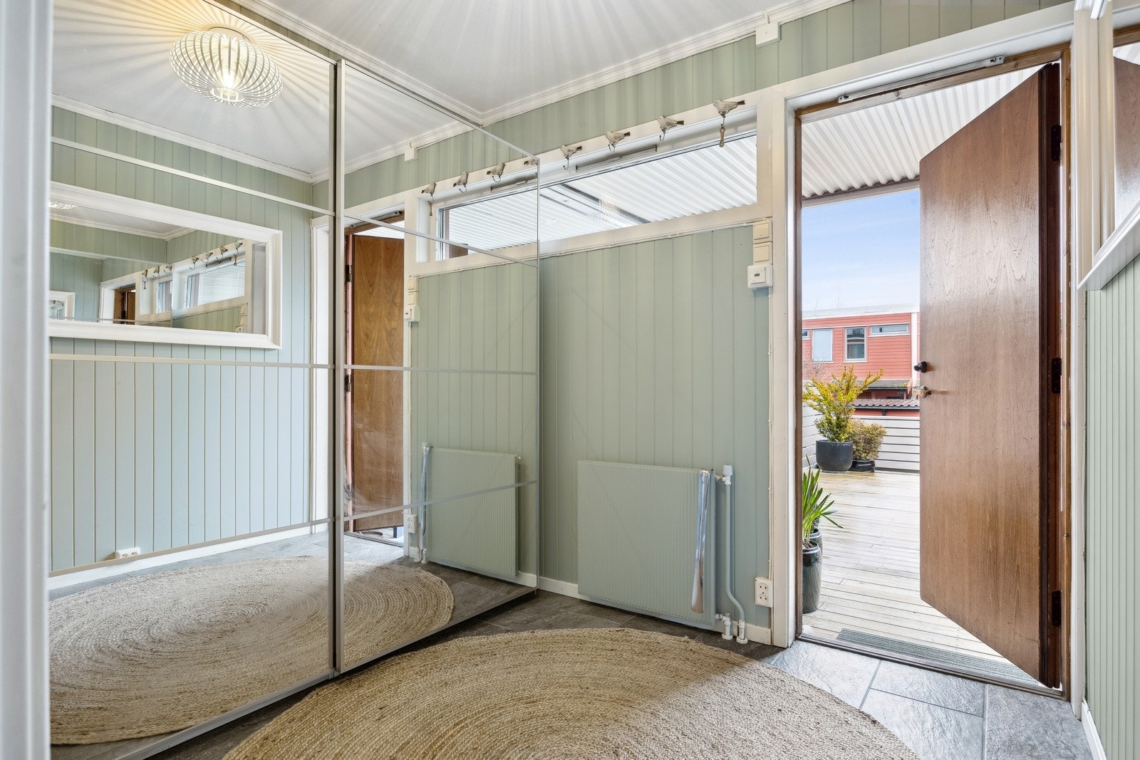 Du blir møtt av en romslig entré med god plass til oppbevaring av klær og sko. Entréen er flislagt med behagelig gulvvarme. Galleribilde