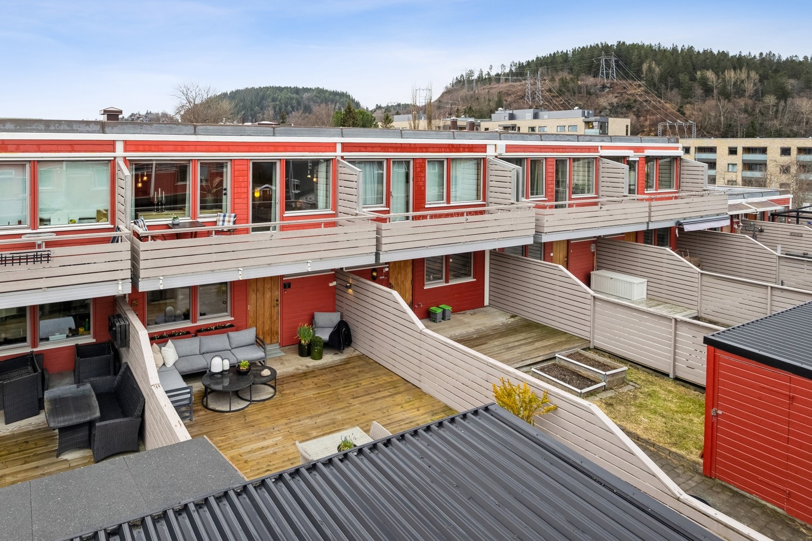 Boligen ligger i et rolig og barnevennlig tun uten gjennomgangstrafikk, med umiddelbar nærhet til fine grøntområder, lekeplasser og ballbaner. Galleribilde