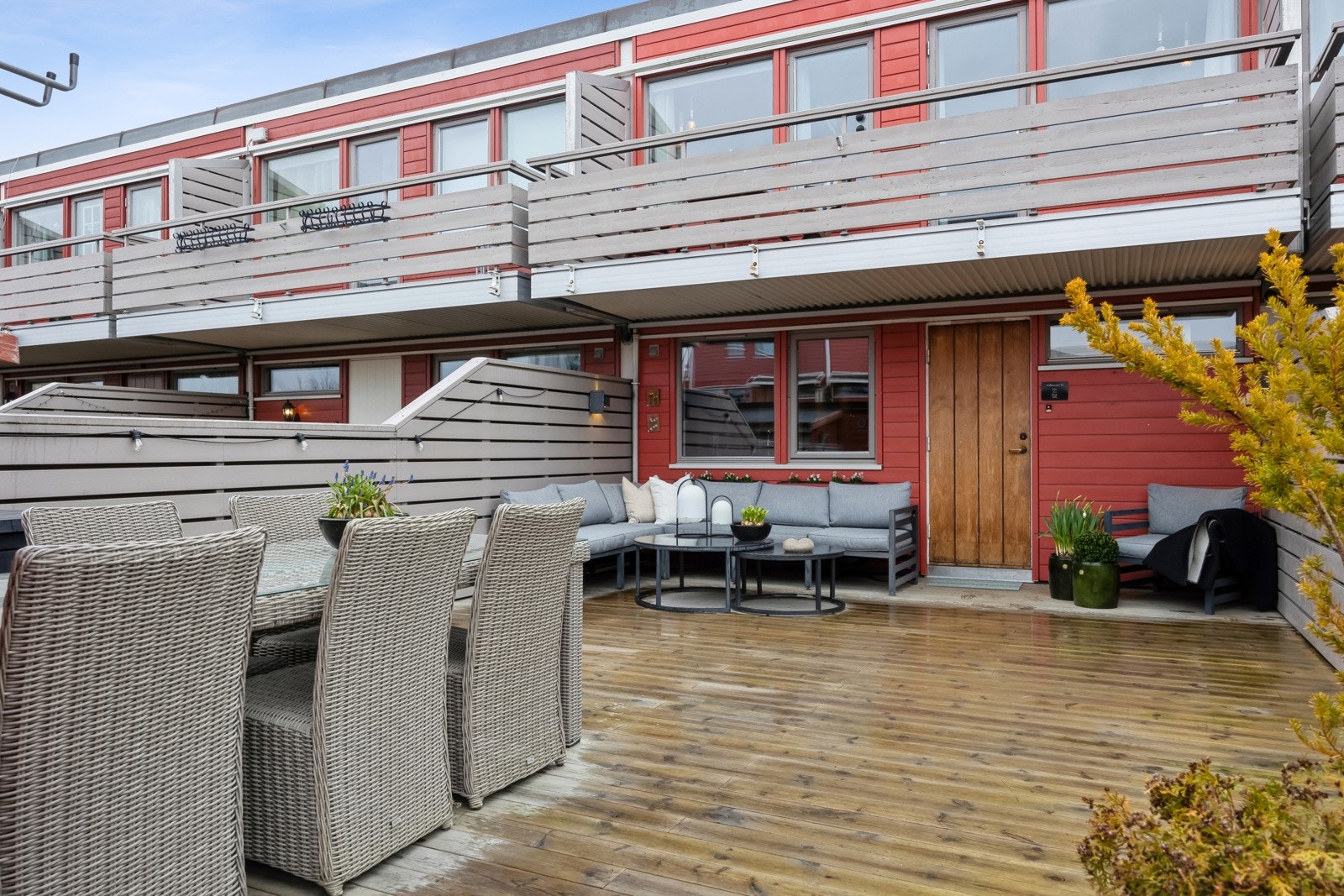 Terrassen er delvis overbygd og har god plass til flere sittegrupper og grill. Galleribilde