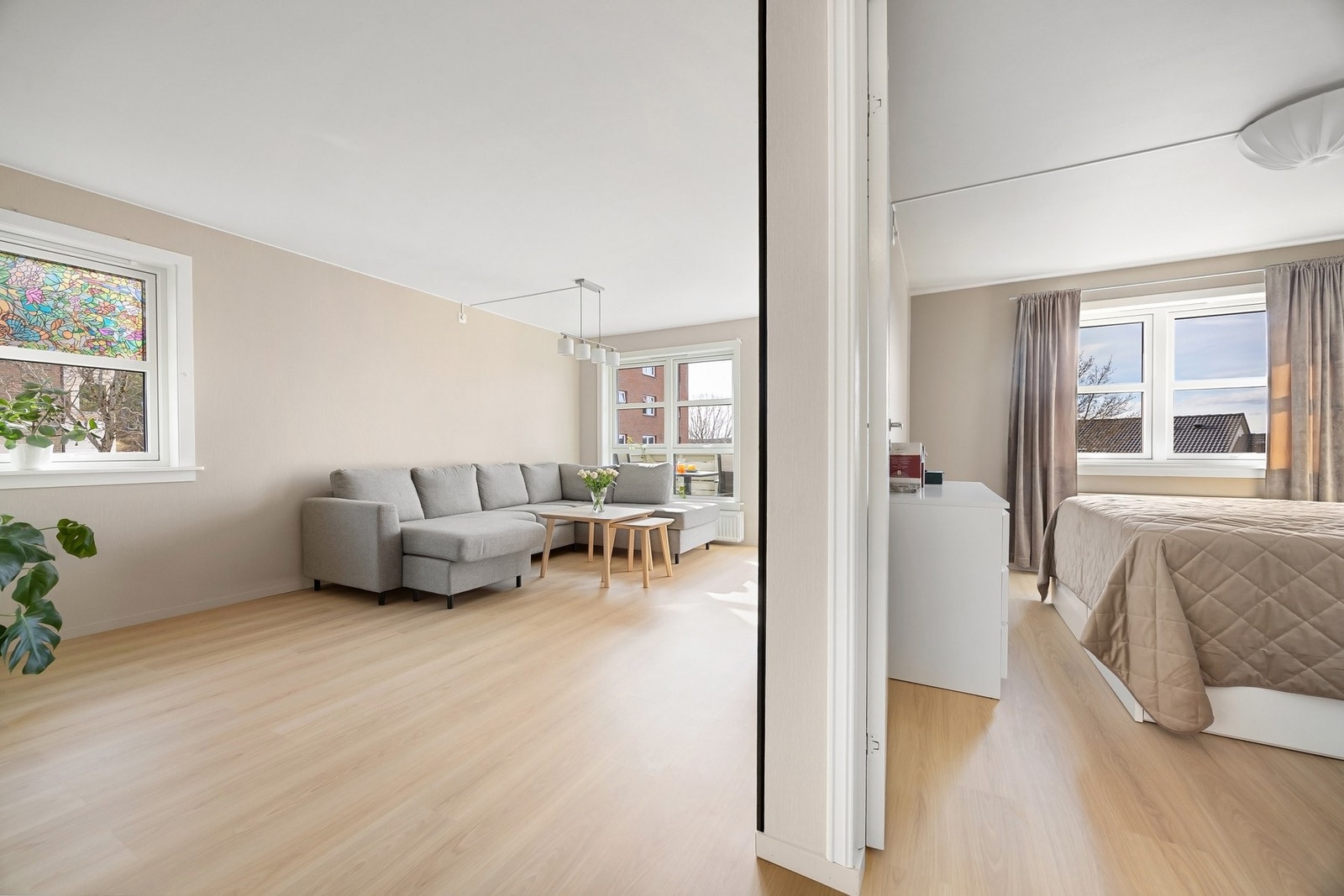 Månedlige felleskostnader ligger på kr. 5228 og inkluderer bl.a. oppvarming, VV, internett og TV. Galleribilde