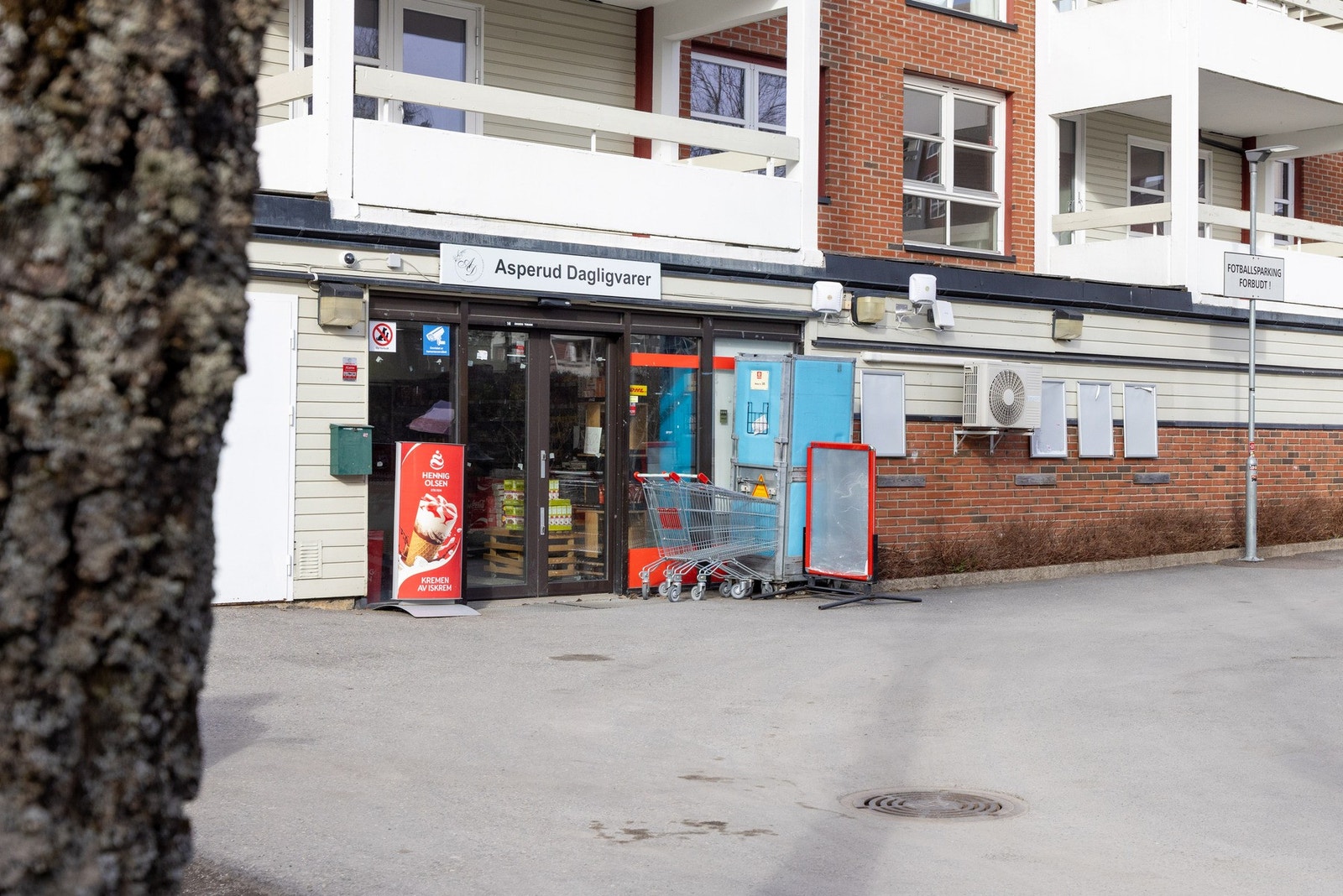 Asperud Dagligvarer er nærmeste matbutikk og ligger rett utenfor leiligheten. Søndagsåpent! Galleribilde