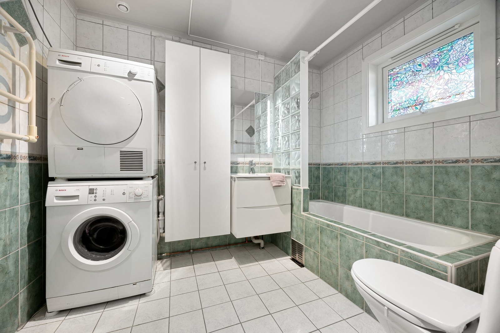 Badet er oppgradert de senere år med nye overflater og sanitærutstyr. Baderomsinnredning, toalett, speil og dusjbatteri er nytt fra 2024. Galleribilde