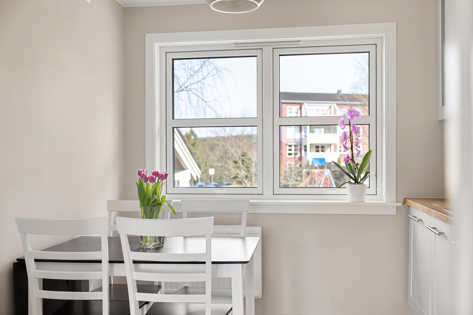 Kjøkkenet er av god størrelse og byr på god plass til spisegruppe. Galleribilde