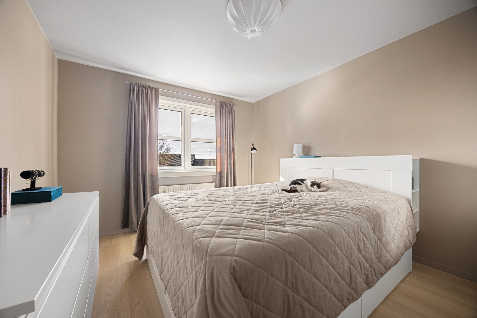 Soverommet er av god størrelse og har plass til stor dobbeltseng og ulike oppbevaringsløsninger. Galleribilde