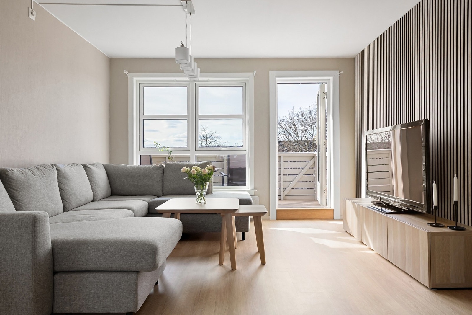 Fra Holmlia stasjon som ligger 10 minutter til fots fra boligen, kommer du deg til Oslo sentrum med tog på under 20 minutter. Galleribilde