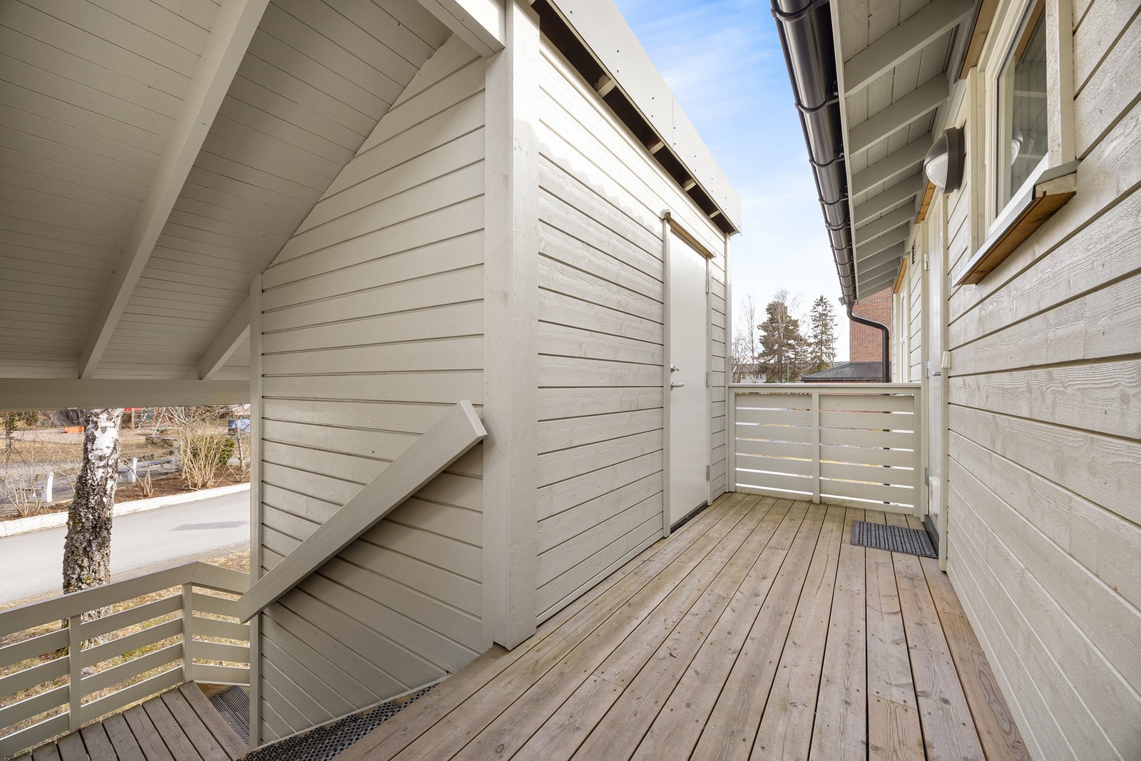 Like utenfor døren er det adkomst til en stor, utvendig bod. Galleribilde