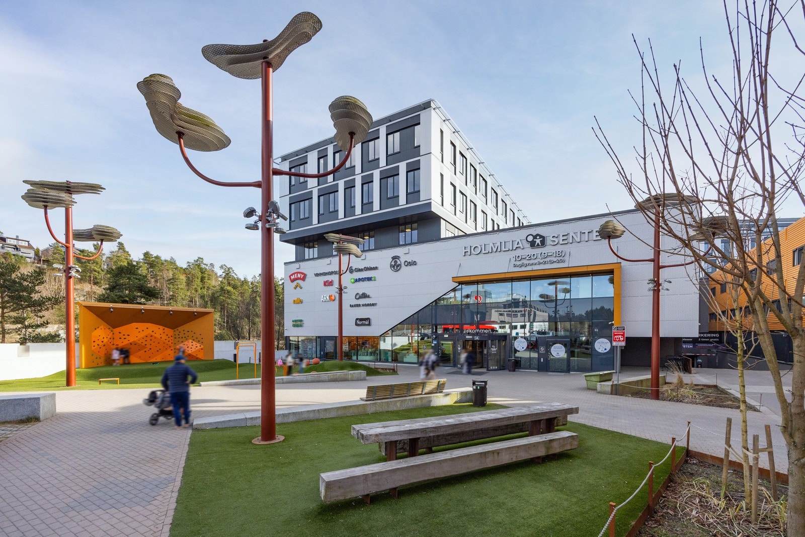 Holmlia senter ligger kun 12 minutter til fots fra boligen og med bussen kommer du frem på kun fem minutter. Galleribilde