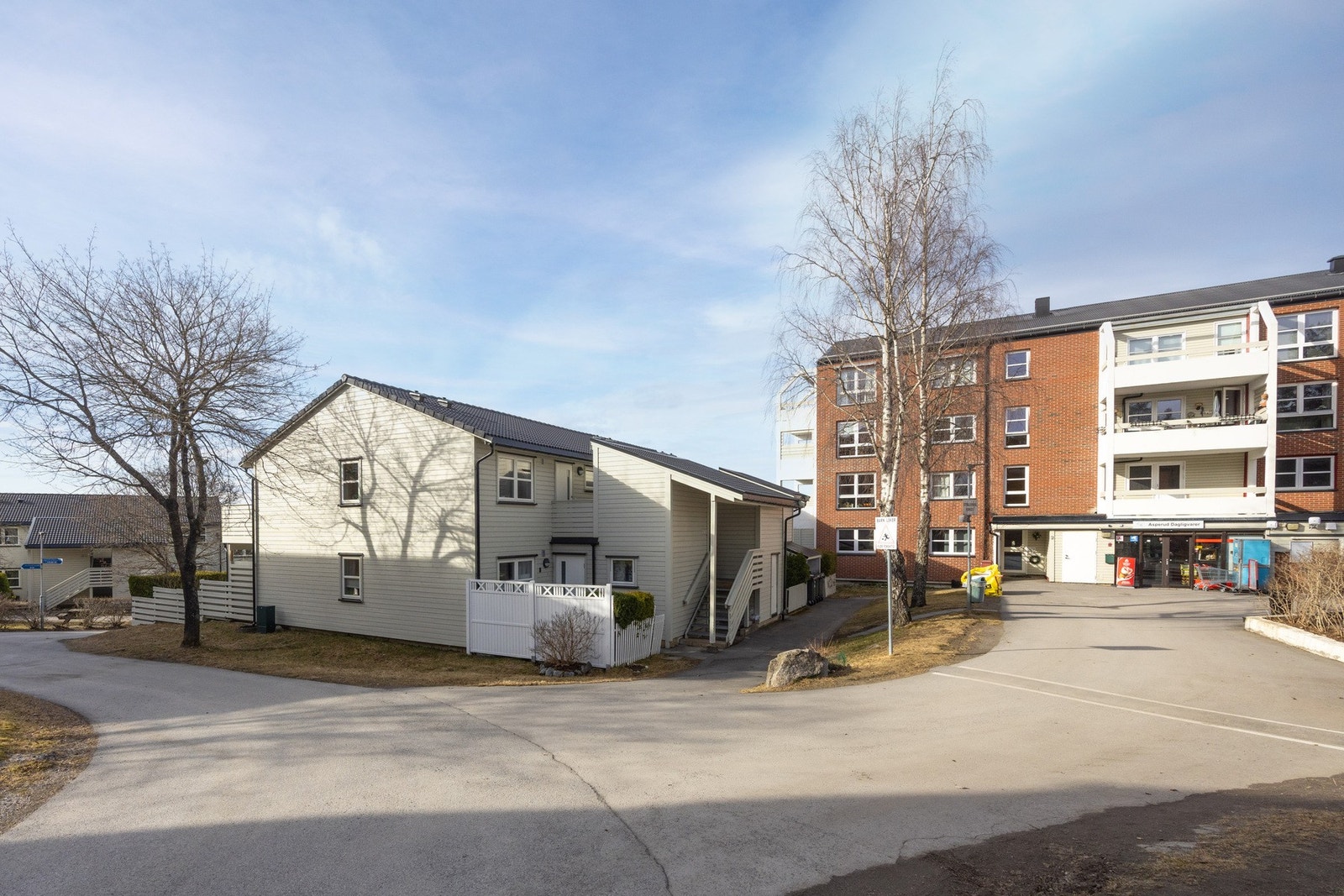 Perfekt for deg som liker å bo tilbaketrukket, men samtidig ha enkel tilgang på byliv og øvrige fasiliteter. Galleribilde