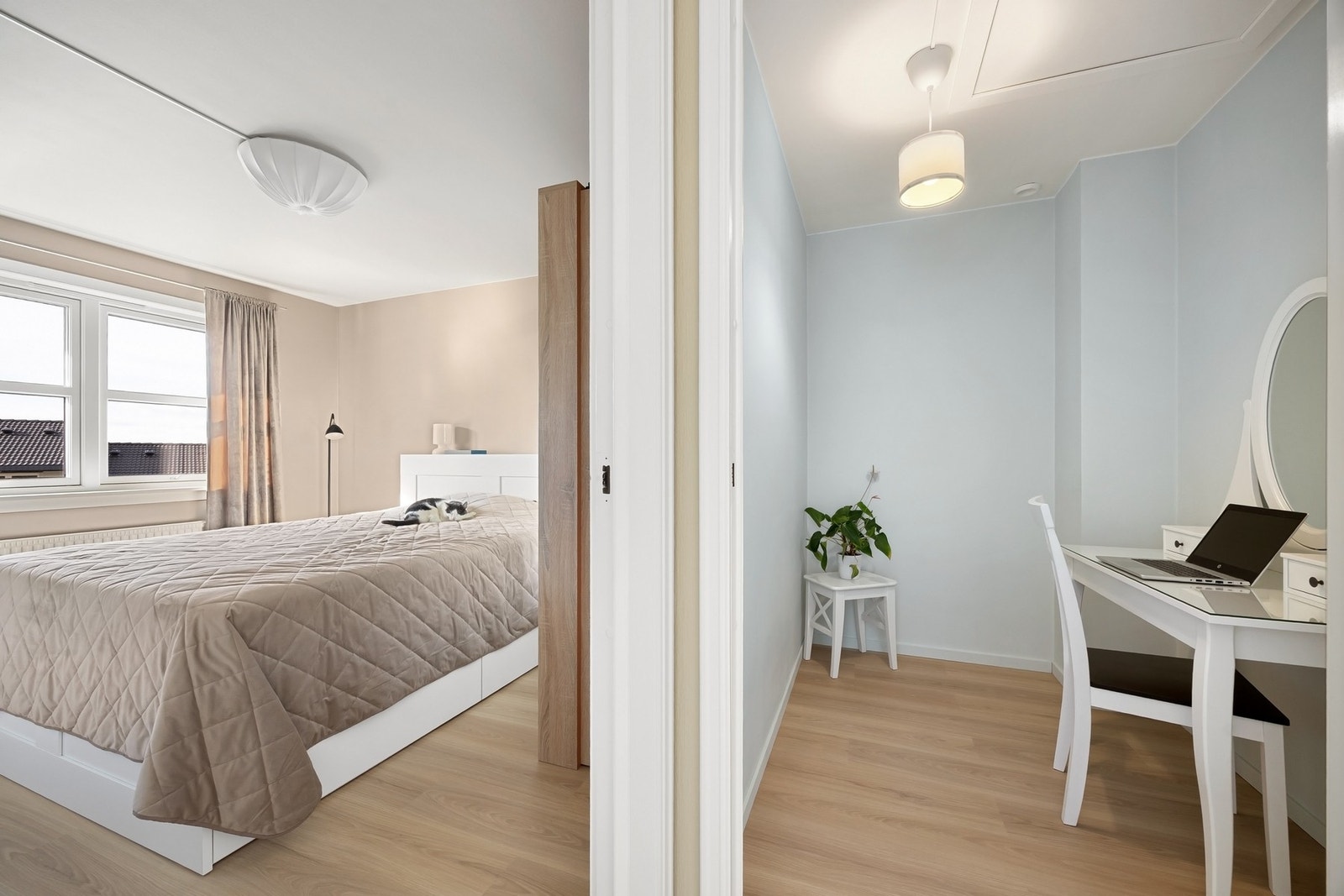 Stor, innvendig bod som i dag er innredet som kontor. Galleribilde