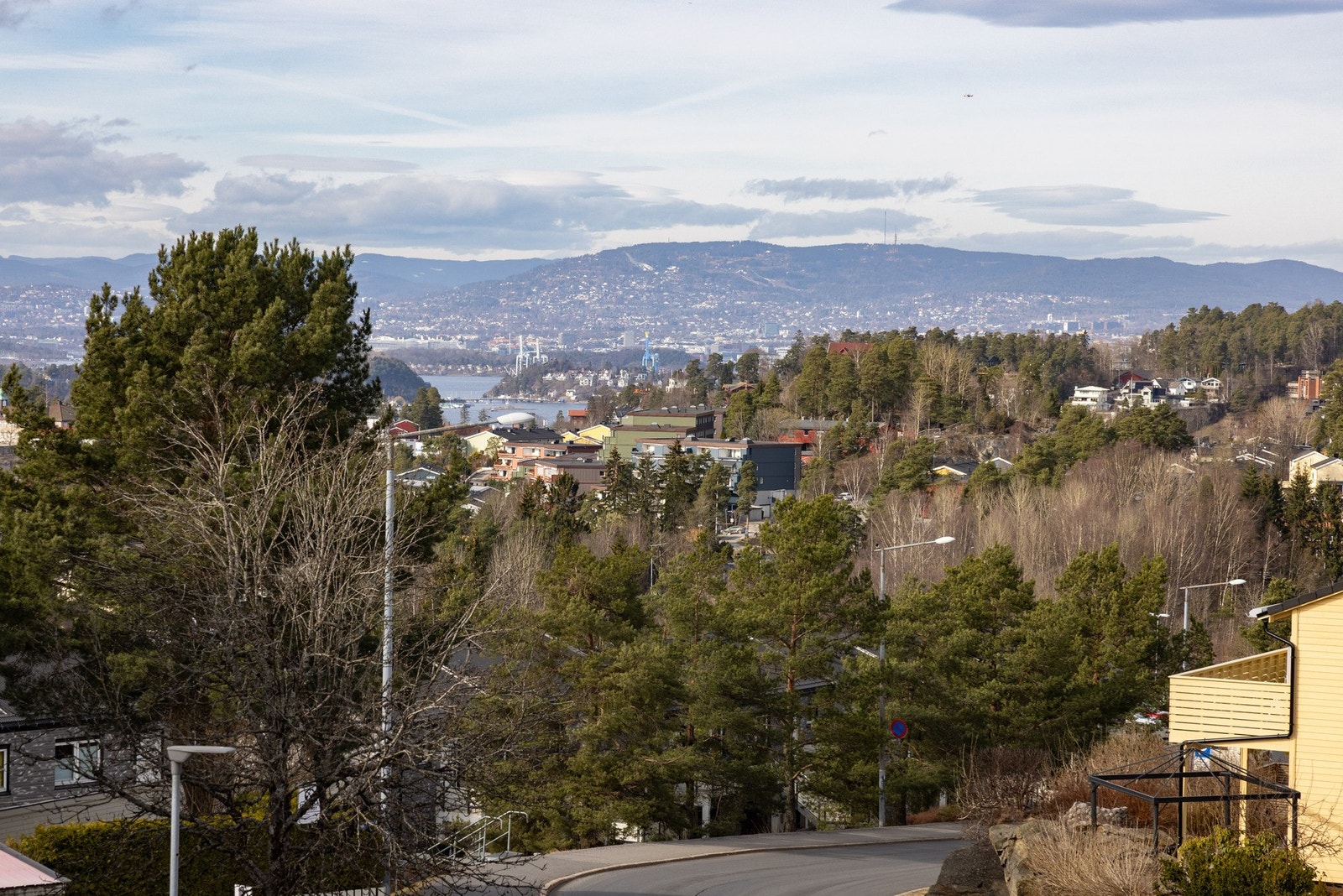 Flott utsikt med sjøgløtt fra balkongen! Galleribilde