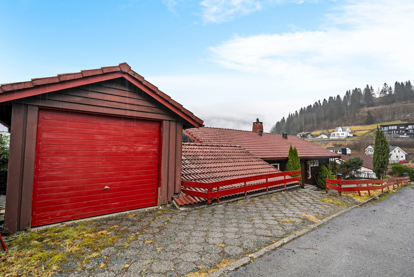 Garasje med innkjøring fra kommunal veg, det er i tillegg en garasje med innkjøring fra tunet Galleribilde
