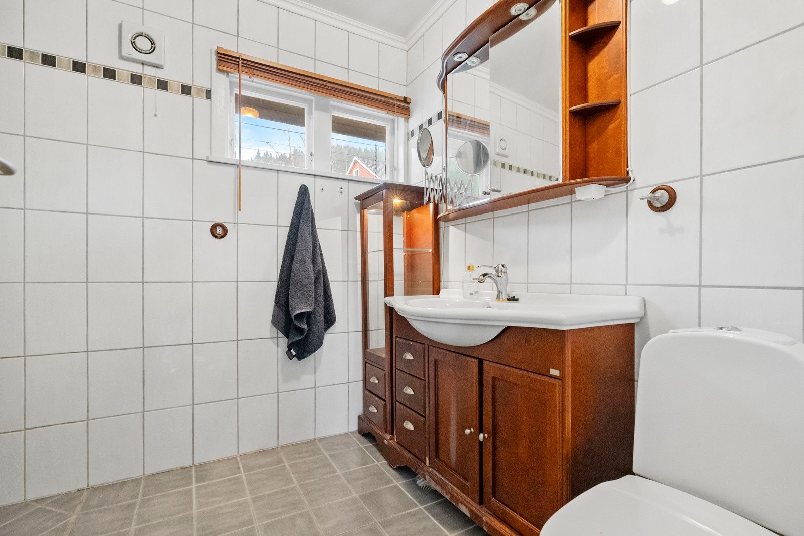 Badet på hovedplan ble modernisert på midten av 2000-tallet og har flislagt overflater Galleribilde