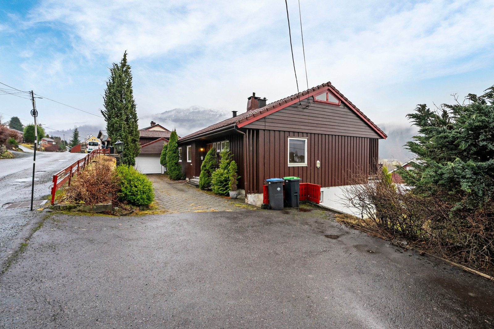 Asfaltert- og hellelagt tunplass framfor boligen Galleribilde