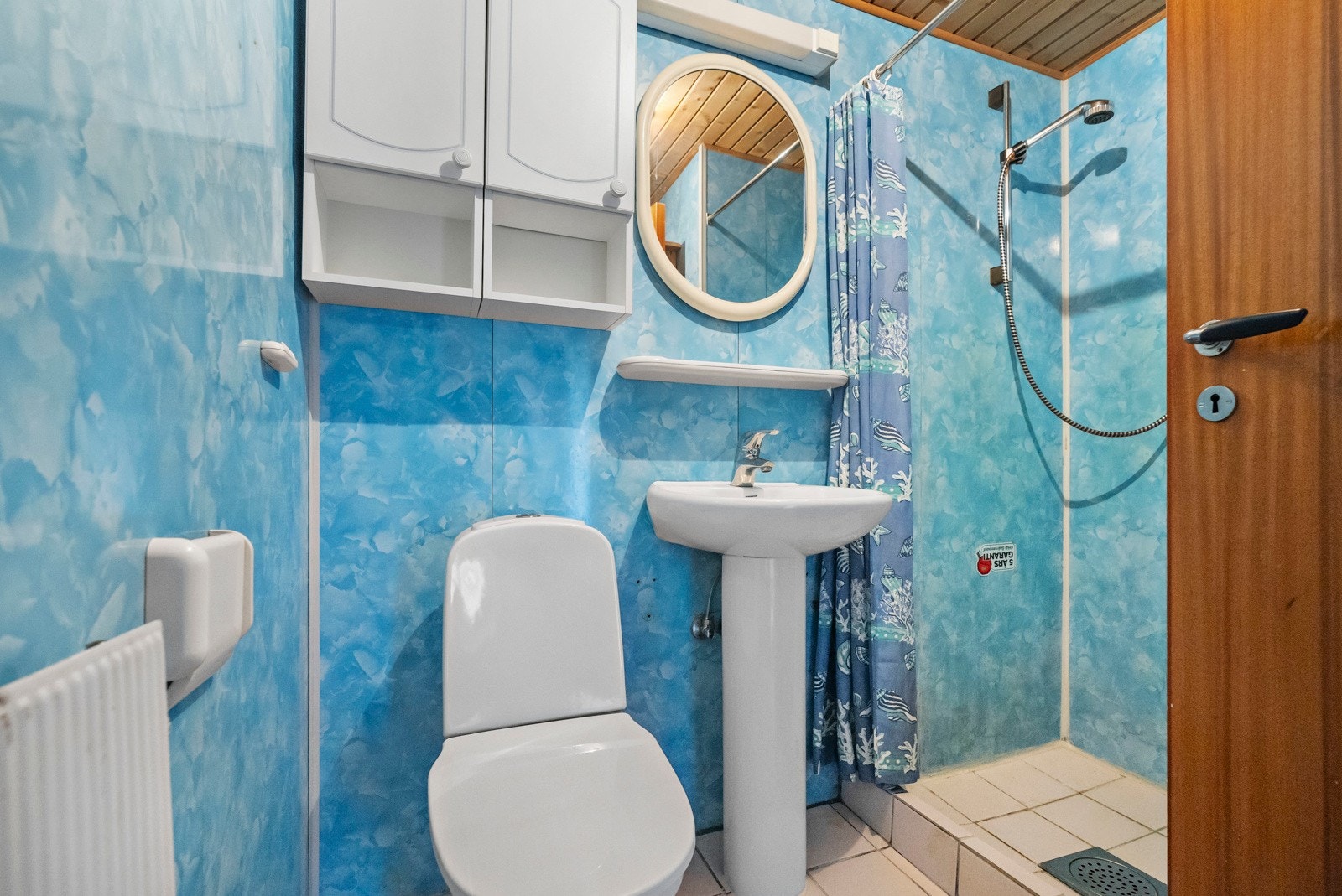 Badet i kjelleren har eldre enkel standard Galleribilde