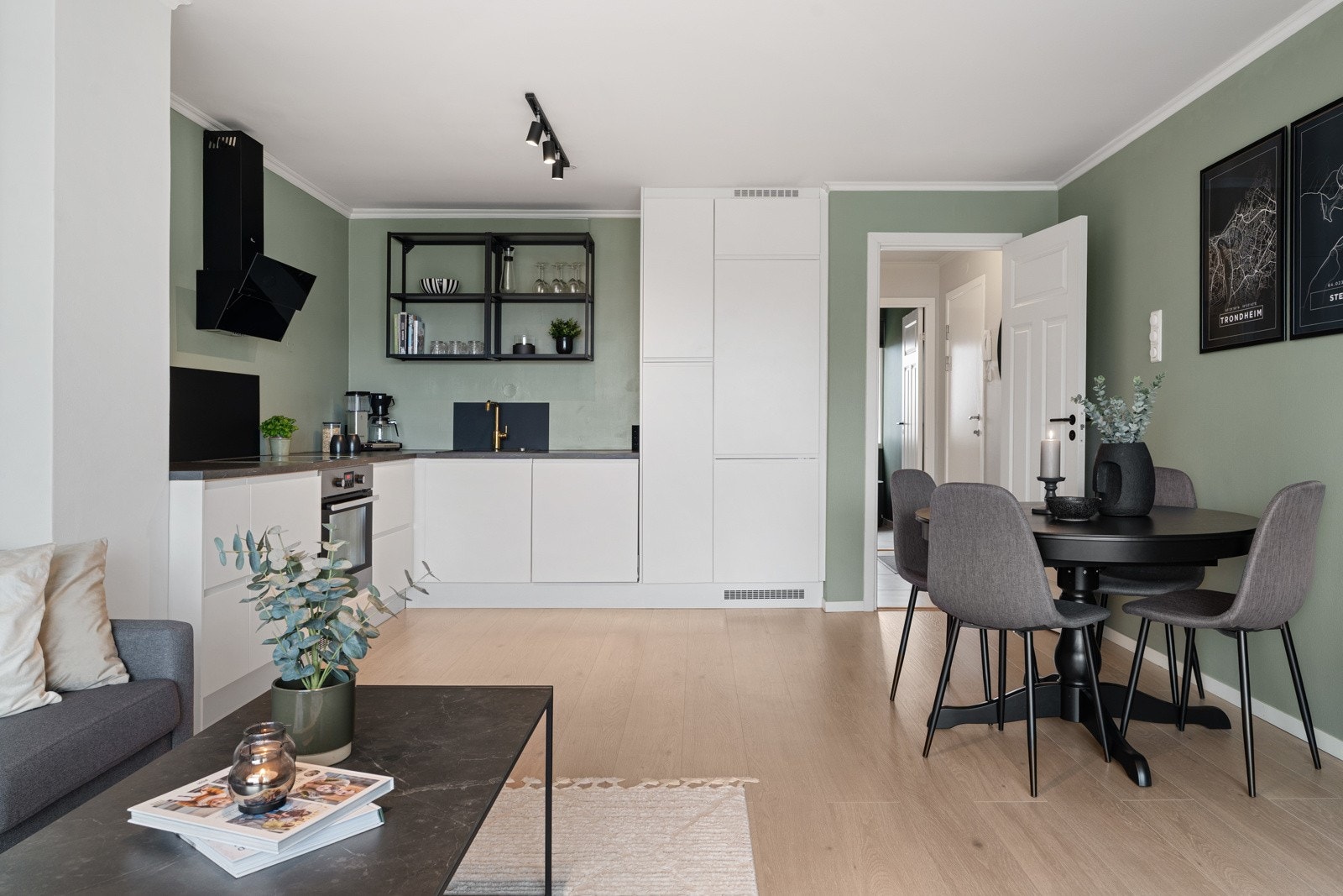 Herfra ankommer man stue- og kjøkkenarealet, som måler 25,5 kvm og har god plass til flere sittegrupper. Galleribilde