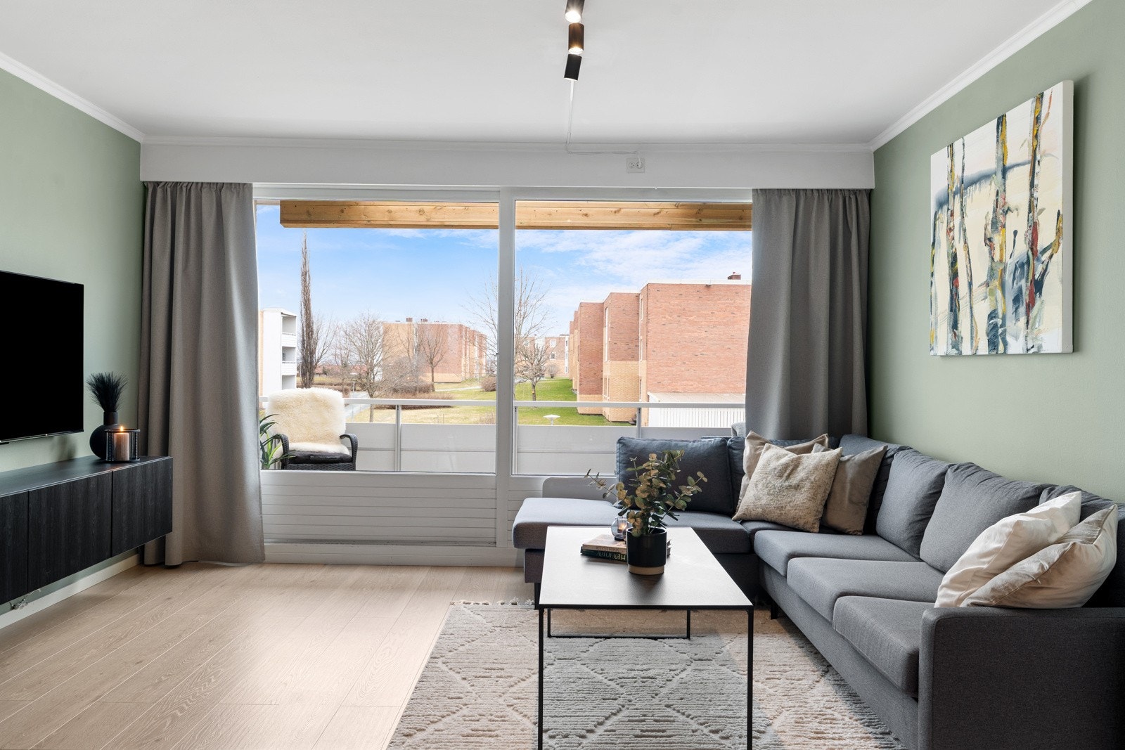 Fra stuen er det utgang til en romslig balkong via heve/skyvedør. Galleribilde