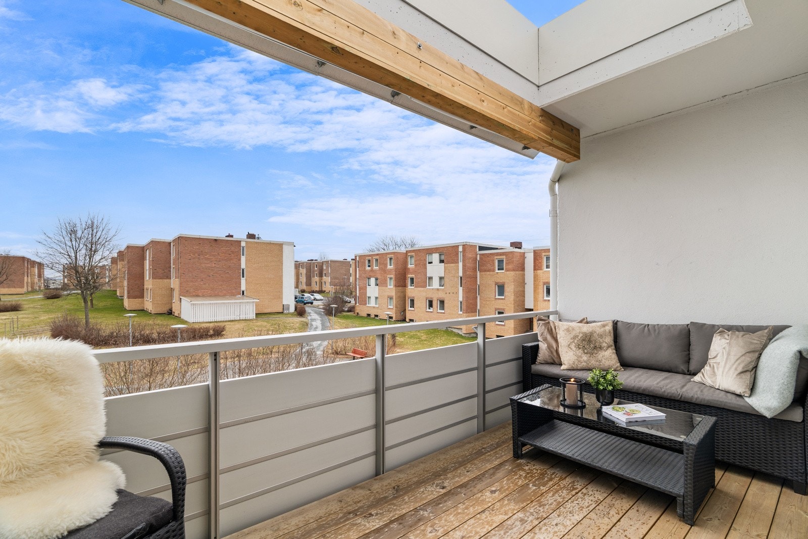 Balkongen er overbygd, noe som forlenger sesongen og bruken av den. Galleribilde