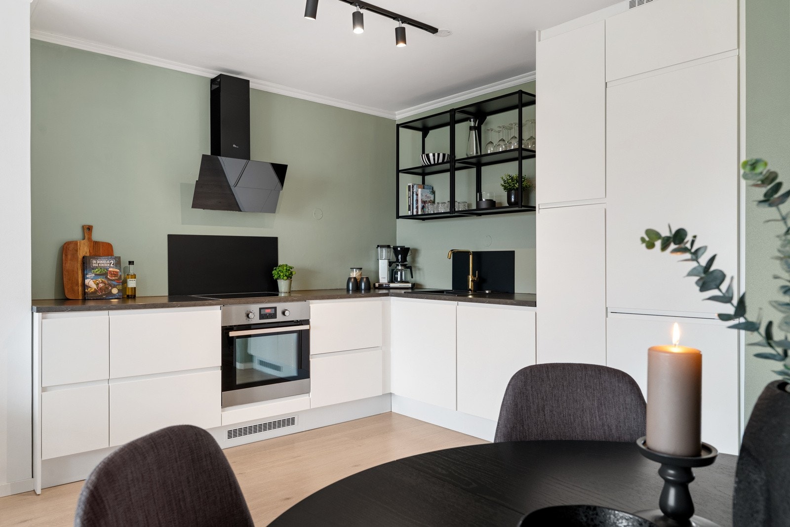 Leiligheten er innredet med et moderne og tidløst kjøkken med god skap- og benkeplass. Galleribilde