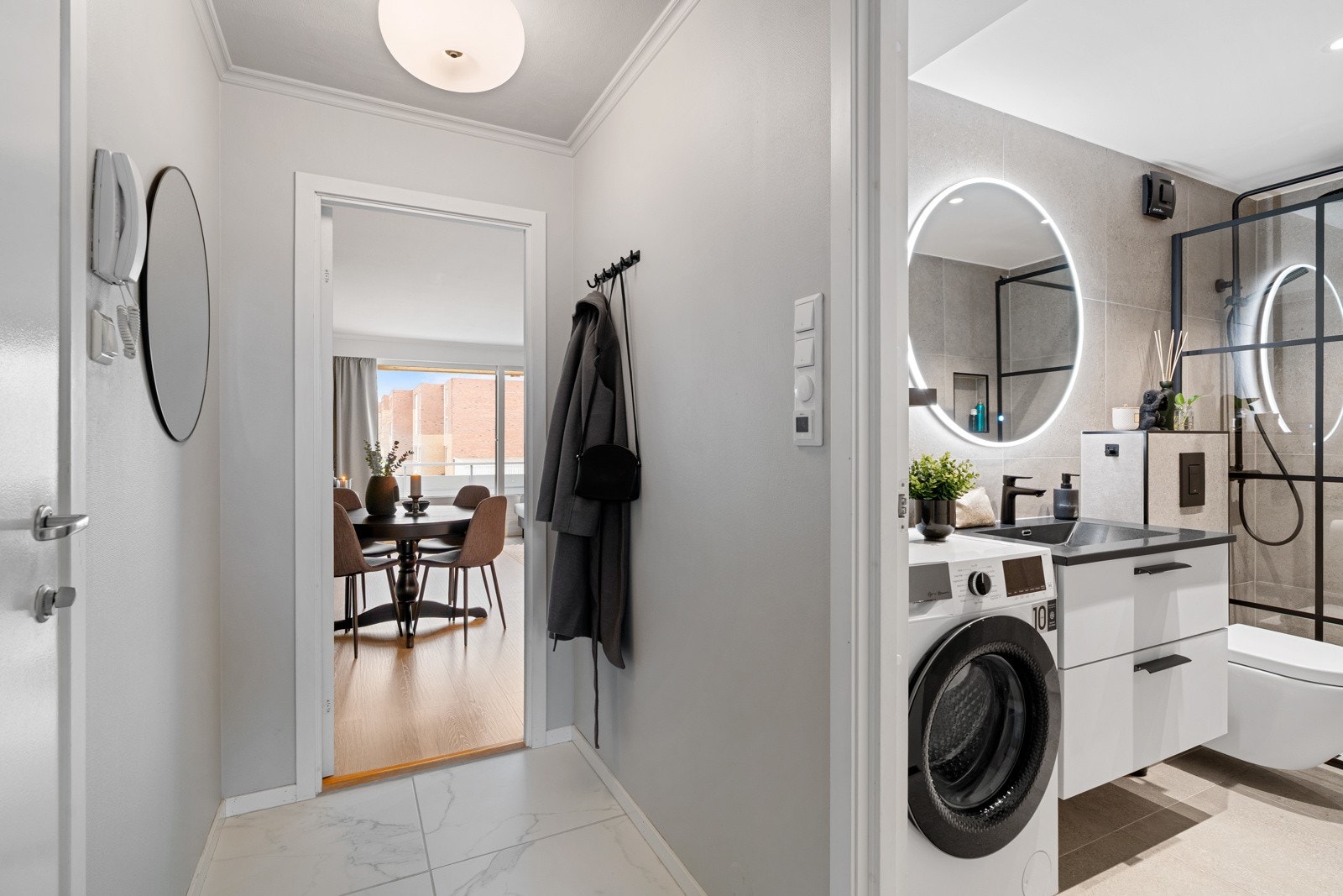 Forbi inngangsdøren møtes du av en romslig gang med god plass til vegghengt klesoppbevaring og skoskap. Galleribilde