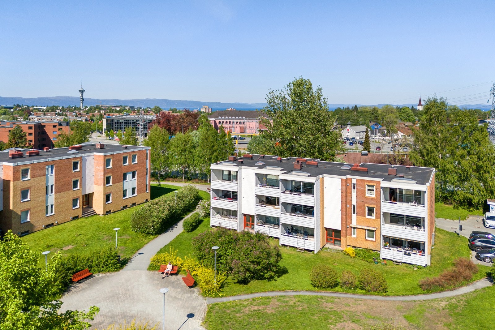 Leiligheten ligger i byggets 3. etasje og har adkomst via felles trapperom. Galleribilde