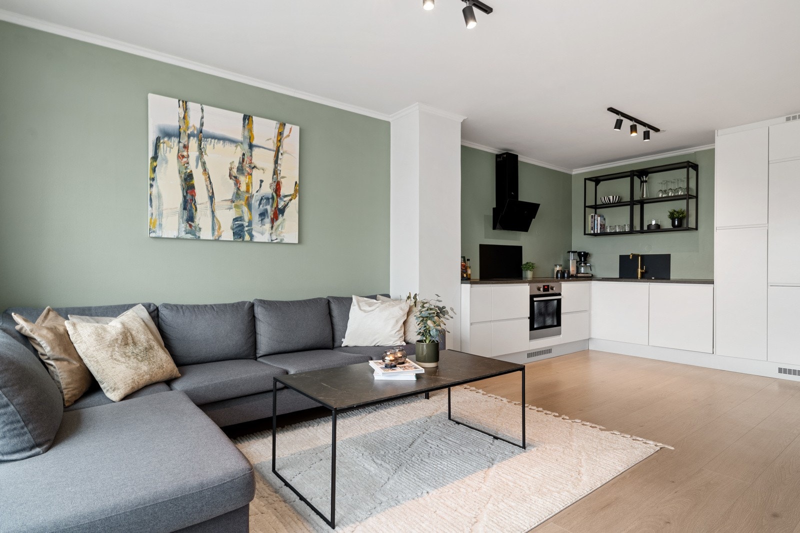 Innvendig fremstår leiligheten meget tiltalende, med stilrene fargevalg og moderne detaljer. Galleribilde