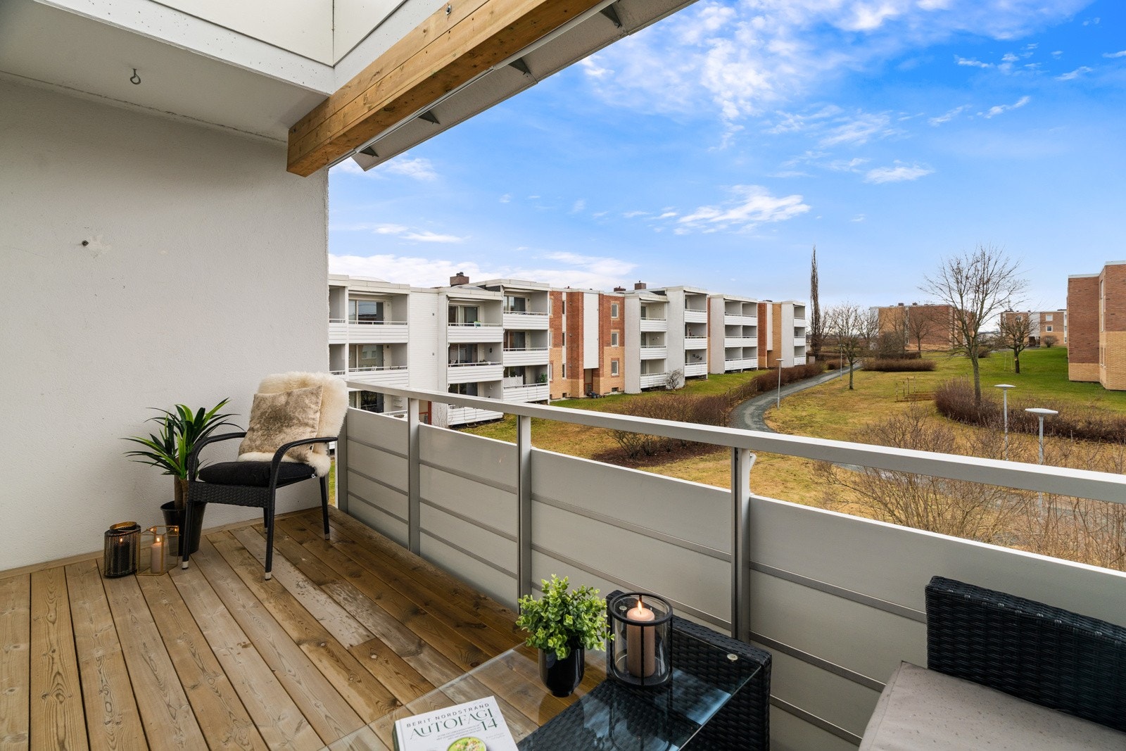 Leiligheten har en herlig og privat uteplass med gode solforhold. Balkongen er vendt mot sørvest, og man har solen fra formiddag til sen kveld. Galleribilde