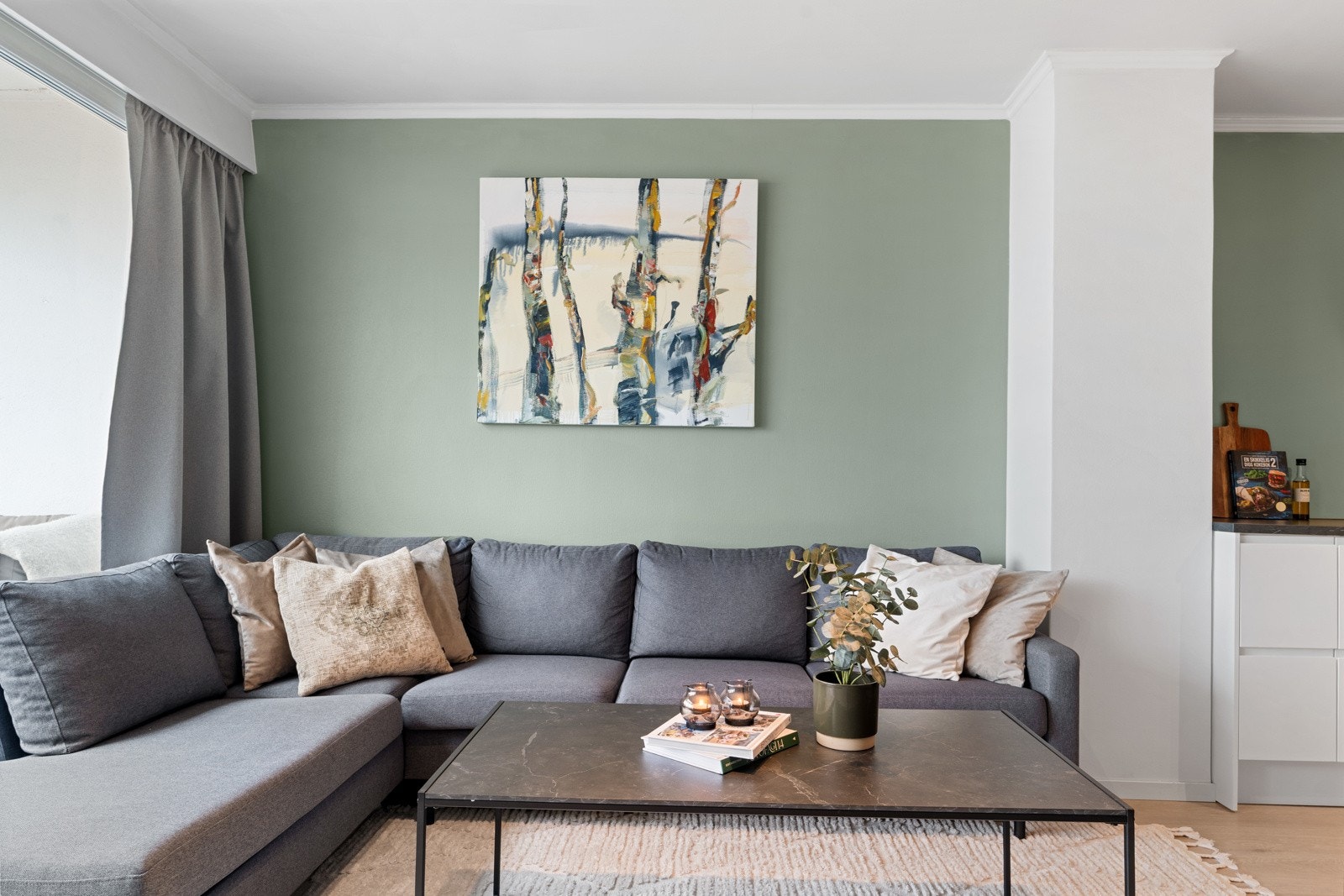 Her er det opplegg for kabel-tv/internett som er inkludert i de månedlige felleskostnadene. Galleribilde