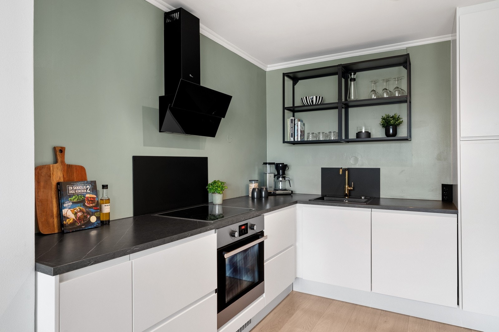 De integrerte hvitevarene medfølger handelen og består av oppvaskmaskin, kombinert kjøl-/fryseskap, komfyr og platetopp. Galleribilde