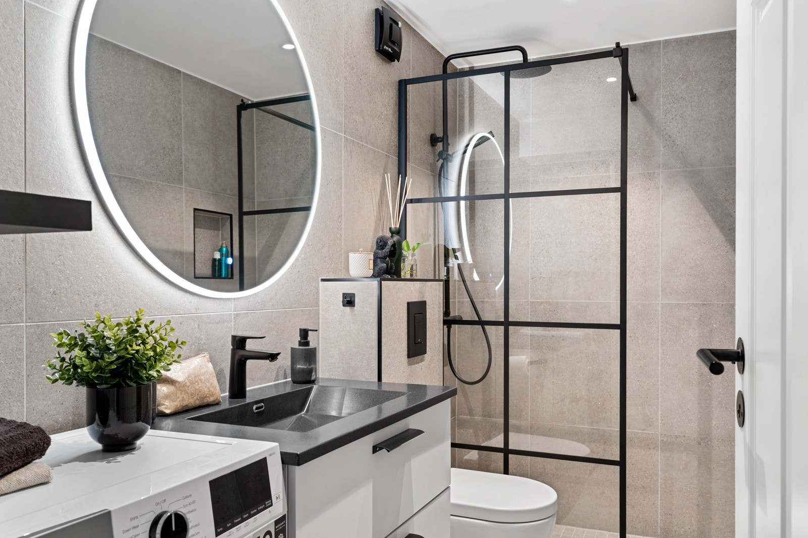 Delikat og moderne bad som ble pusset opp i 2022. Badet er flislagt og har behagelig varme i gulv og downlights i himling. Galleribilde