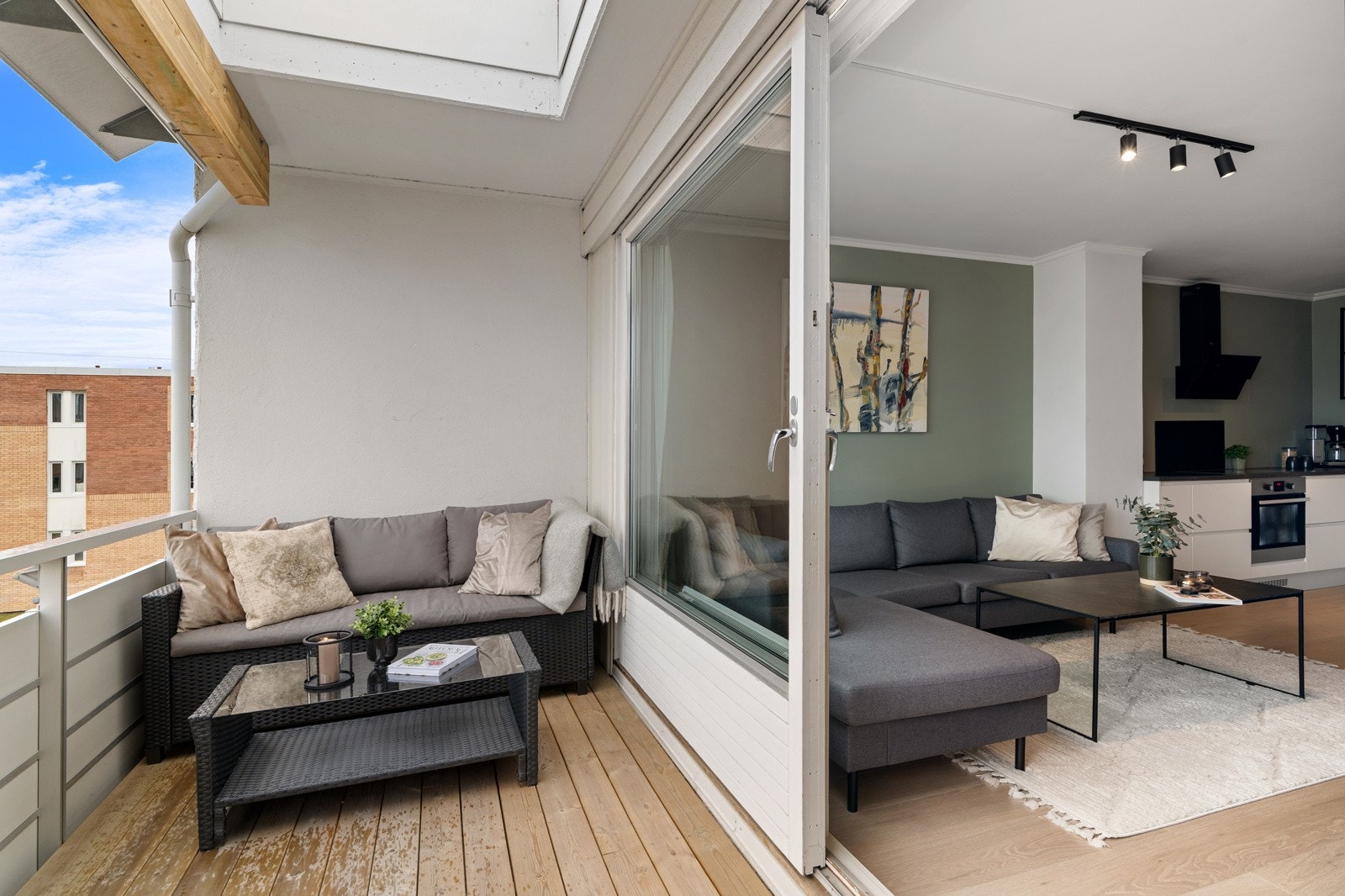 Om sommeren har man ifølge selger solen på balkongen fra rundt kl. 12:00 til den går ned på kvelden mellom kl. 19:00 og 20:00. Galleribilde