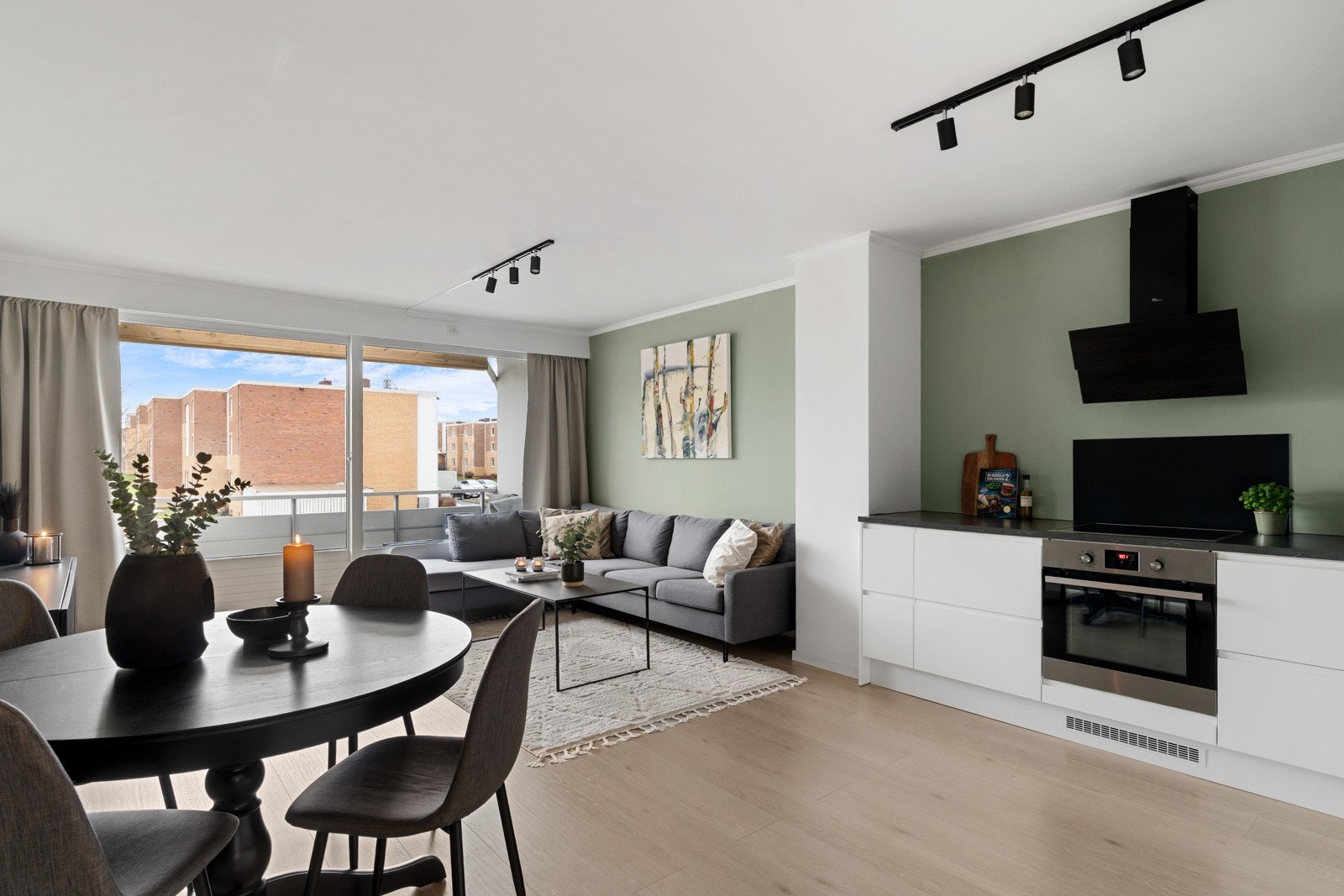 Stuens planløsning gir plass for både spisebord, sofagruppe og ytterligere møblering. Galleribilde