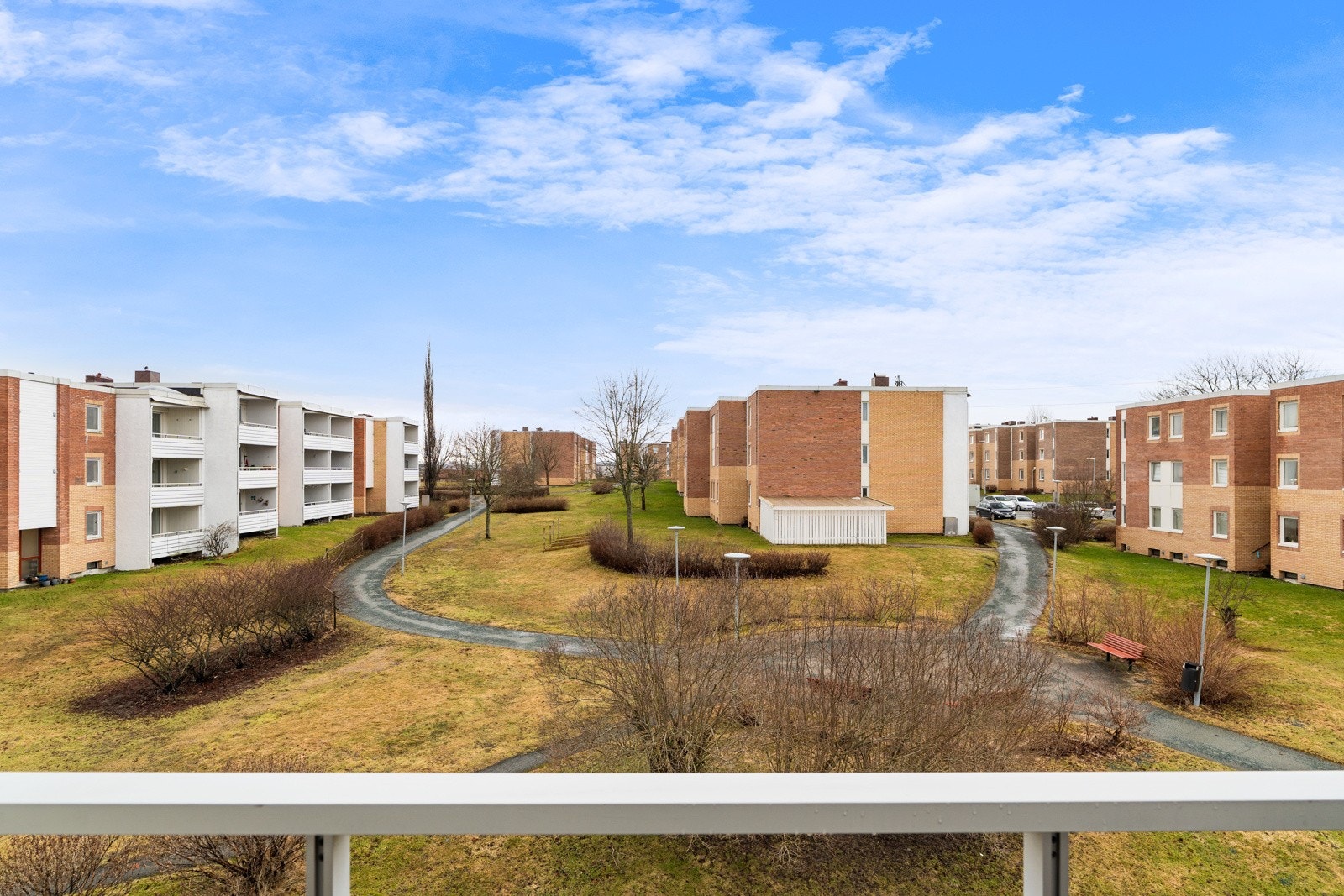 Leiligheten har en meget god beliggenhet i feltet, med mye luft mellom byggene og fri utsikt mot de fine fellesområdene. Galleribilde