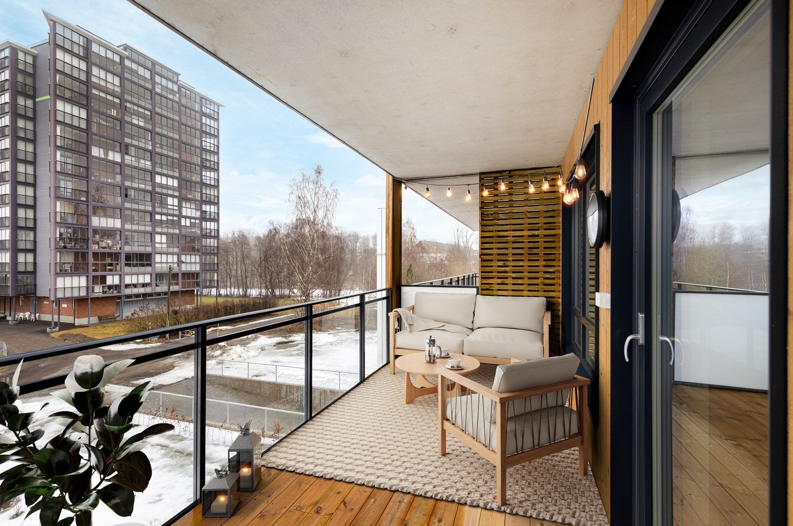 Fra stuen er det direkte utgang til overbygget balkong Galleribilde