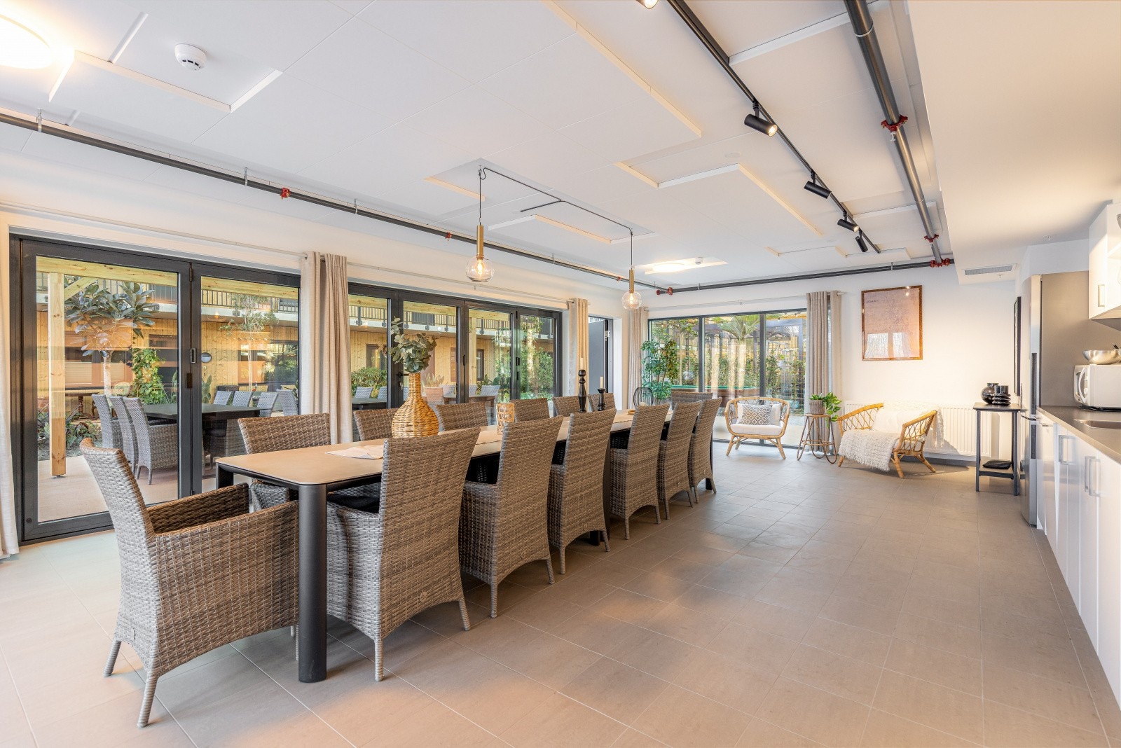 Det romslige og hyggelige felleskjøkkenet er fullt utstyrt med hvitevarer, kopper og kar Galleribilde