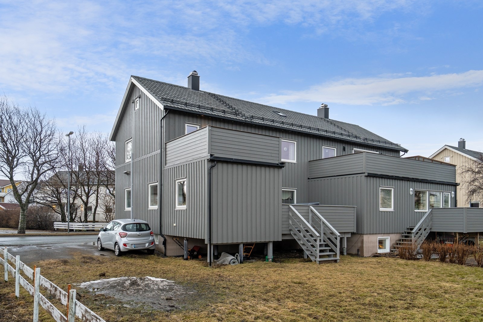 Fast parkeringsplass ved siden av bygget, samt mulighet også i gate. Galleribilde