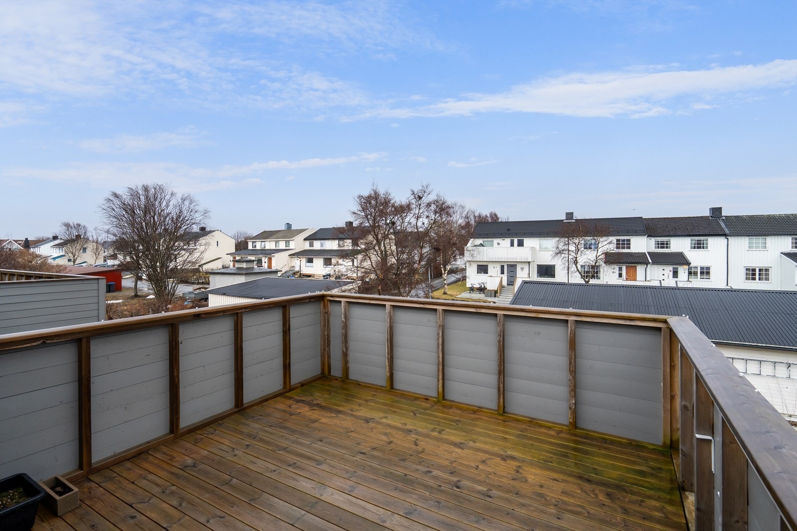 Stor terrasse med sol muligheter fra morgen til rundt 20:00 på kvelden. Galleribilde