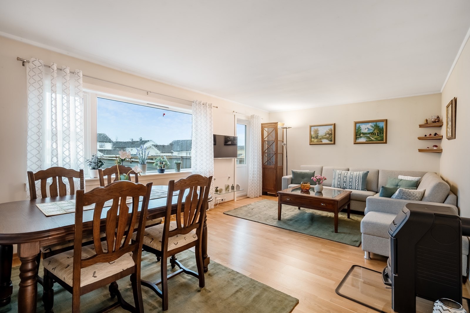 Romslig stue med god plass for flere sittegrupper. Galleribilde