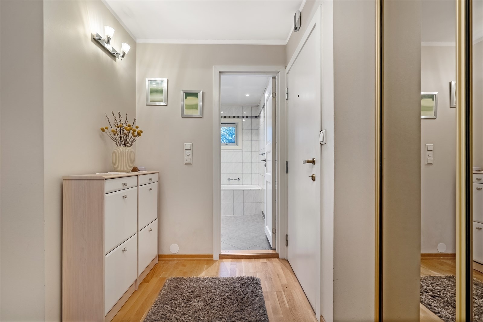 Entre/inngang med skyvedørsgarderobe. Galleribilde