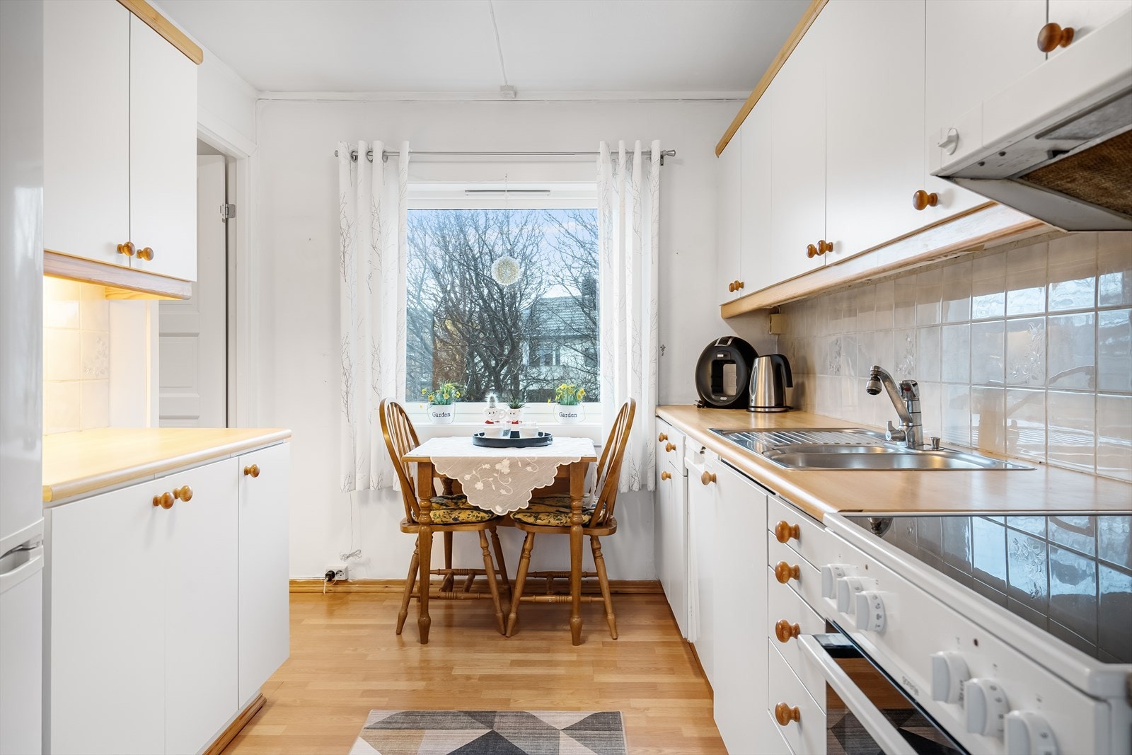 Lyst kjøkken. Godt med skap og benkeplass. Galleribilde