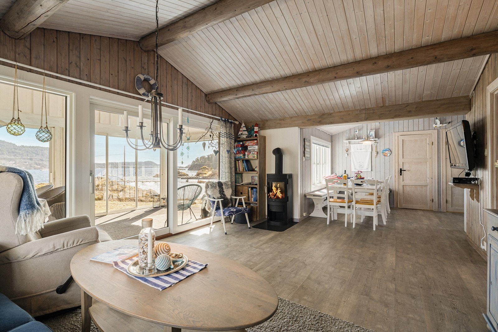 Store vindusflater, skyvedør som kan åpnes og skråhimling bidrar til lys og luft. Galleribilde