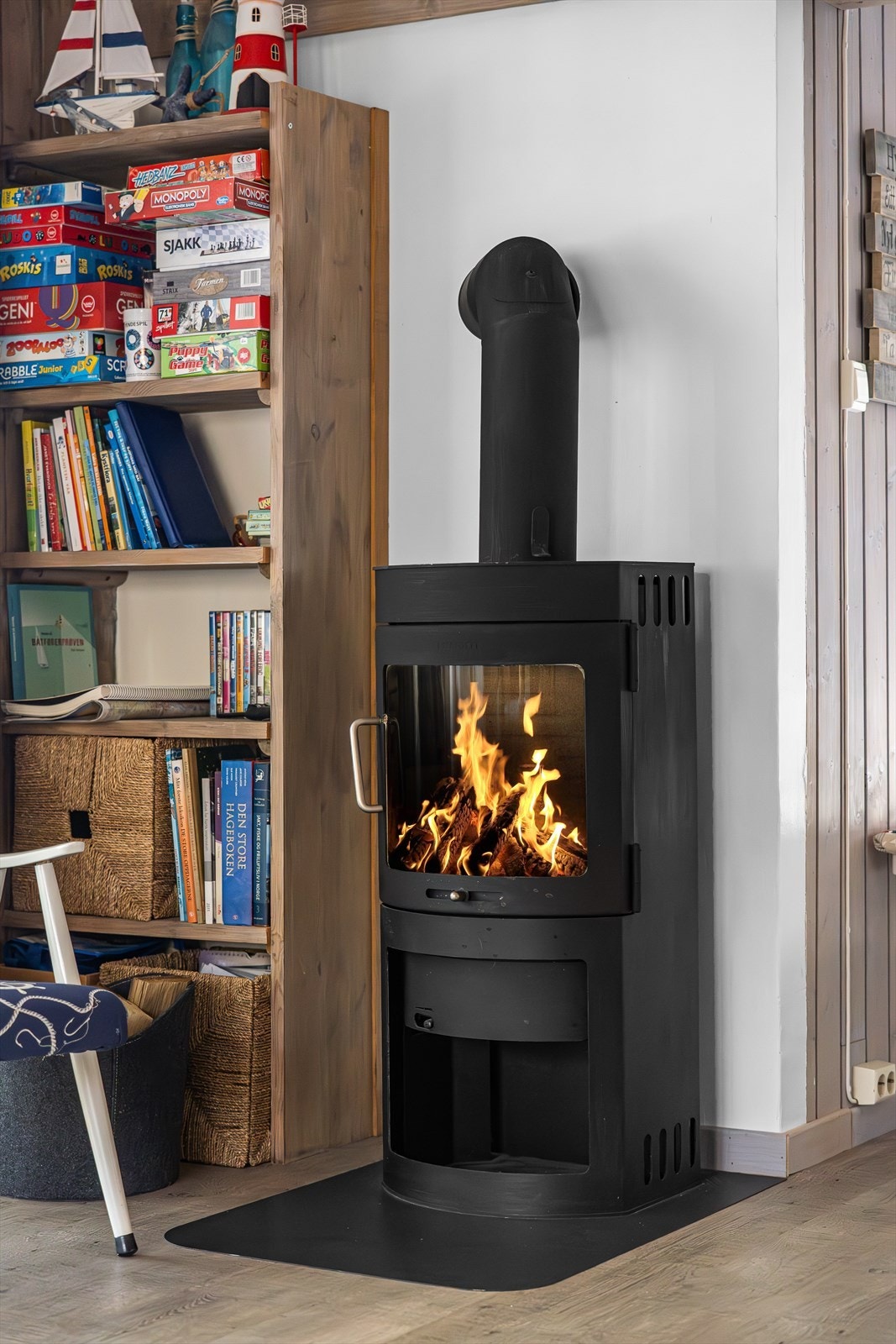 Peisen vender mot sofakroken slik at flammene kan sees samtidig som utsikten utover sjøen nytes. Galleribilde