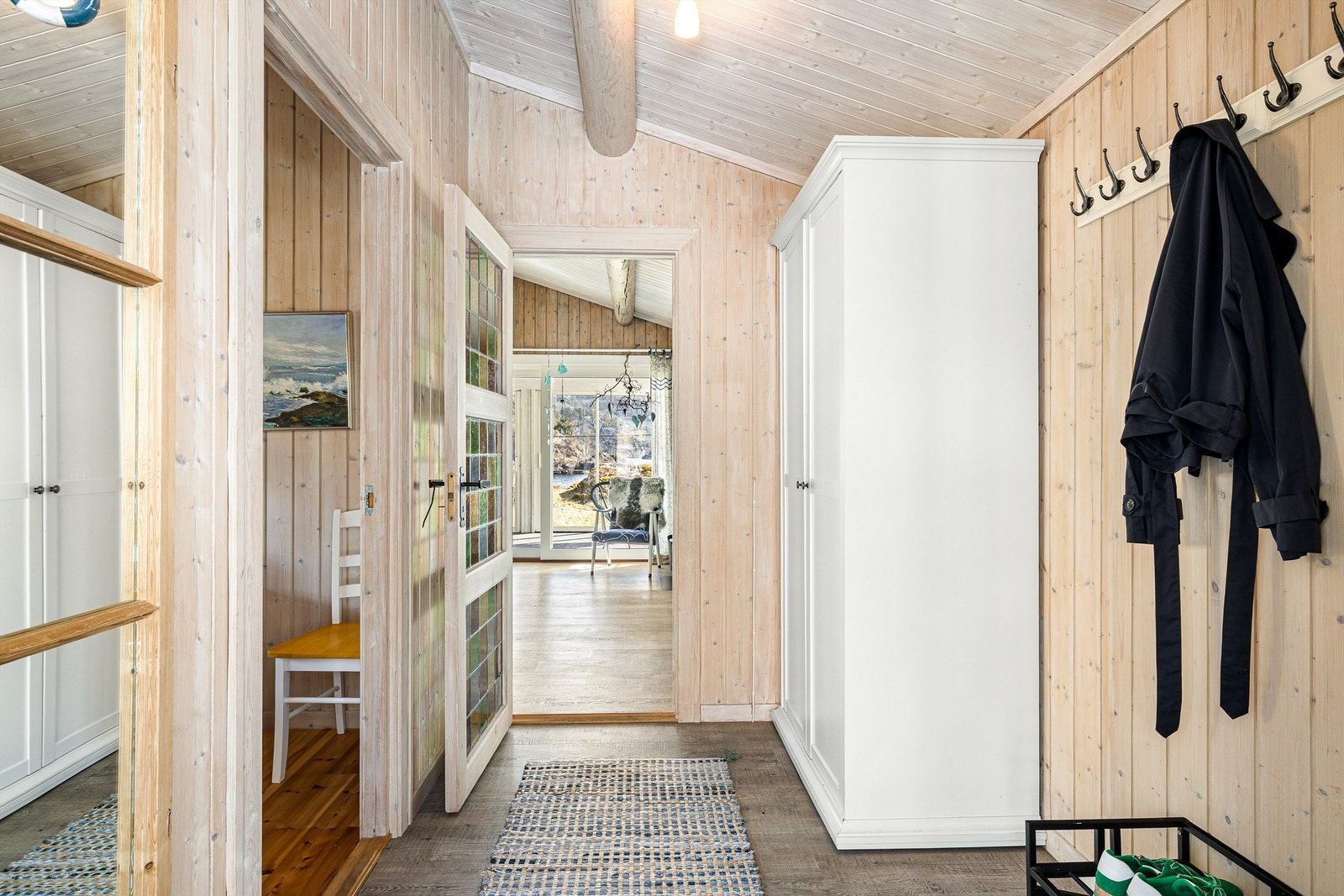 Gangen fører rett inn i stua hvor utsikten mot sjøen åpenbarer seg. Galleribilde