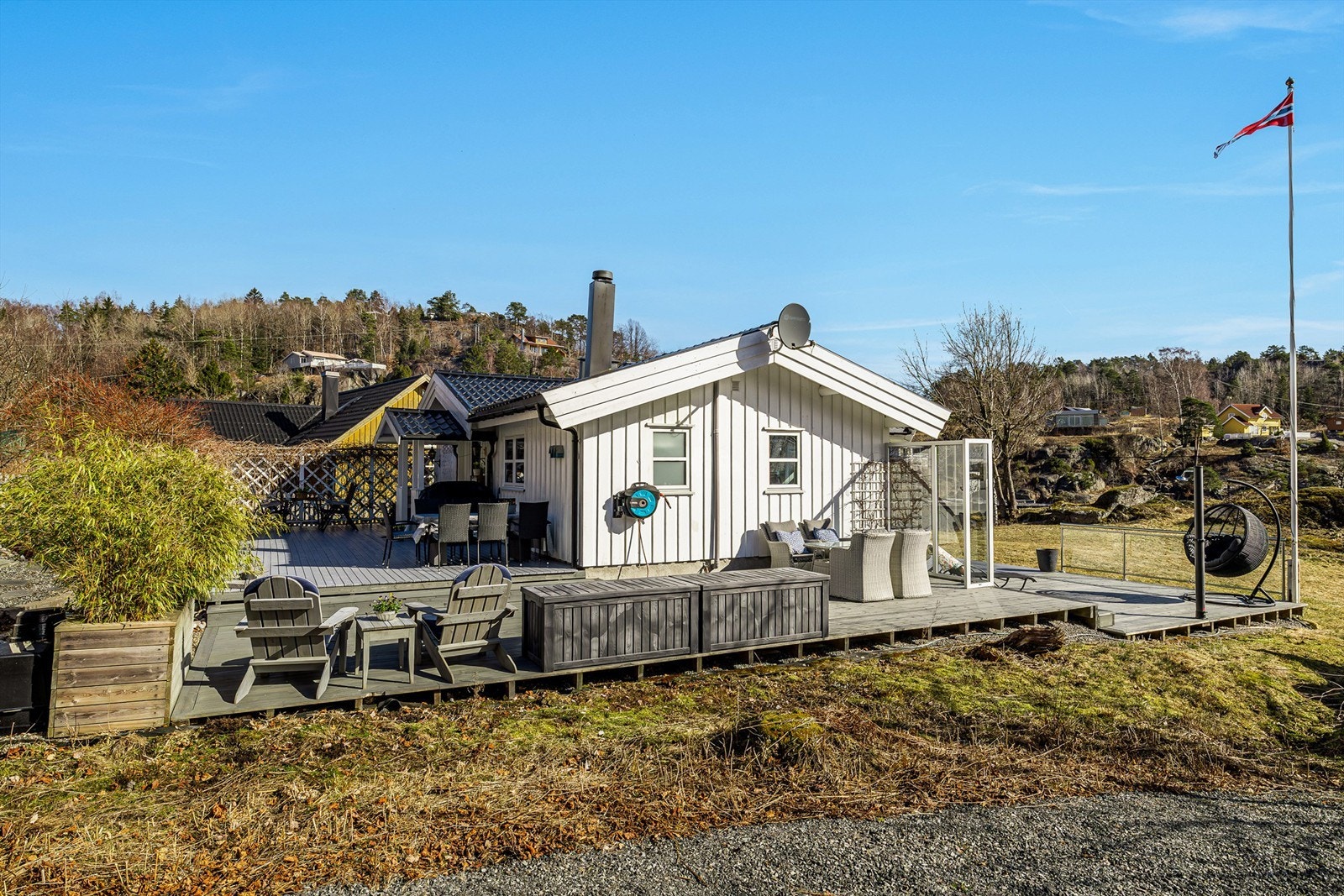 Loungeplassen inntil sydveggen ligger skjermet bak glassvegg. Galleribilde