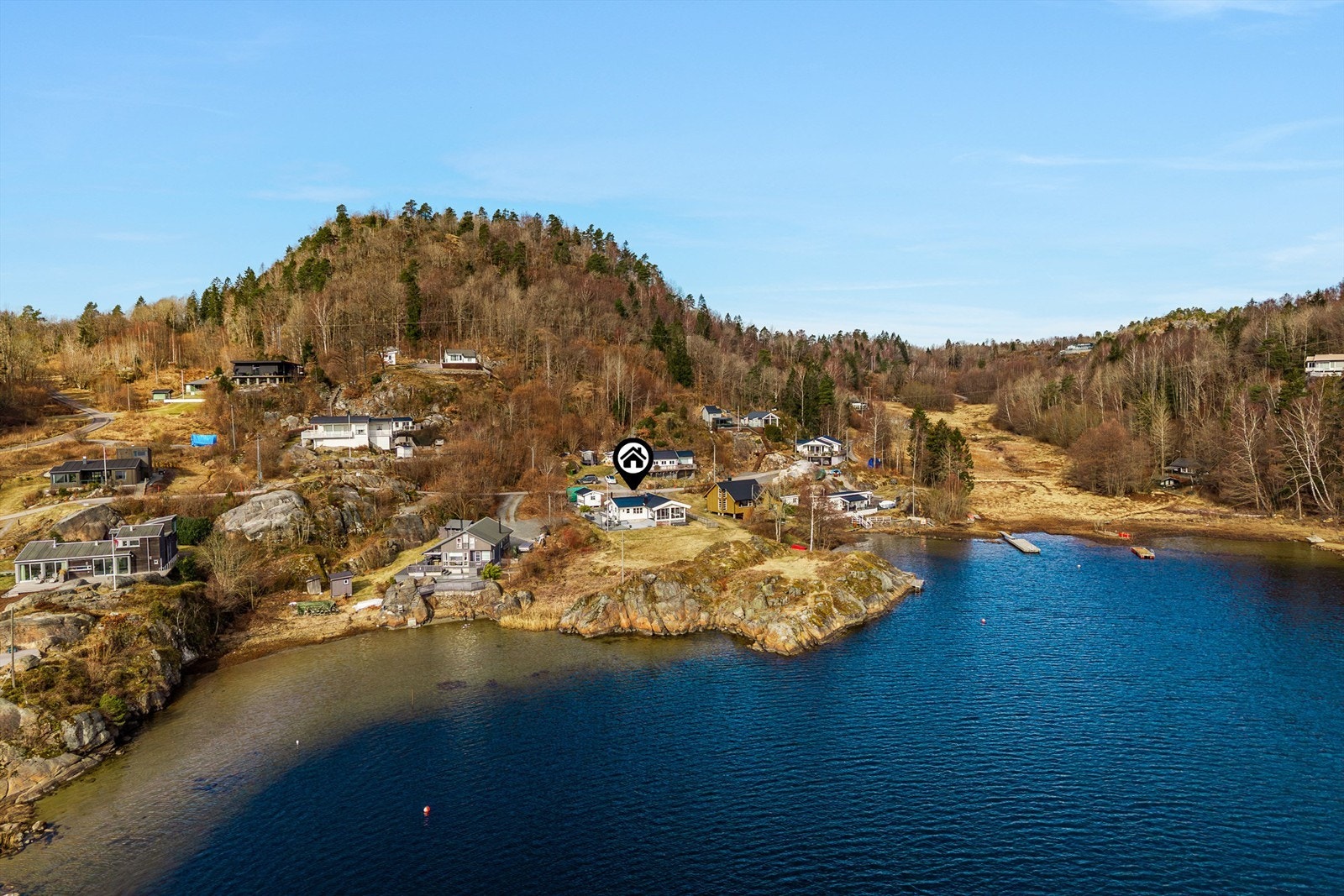Mellom hytta og sjøen er det en odde med fin natur. Galleribilde