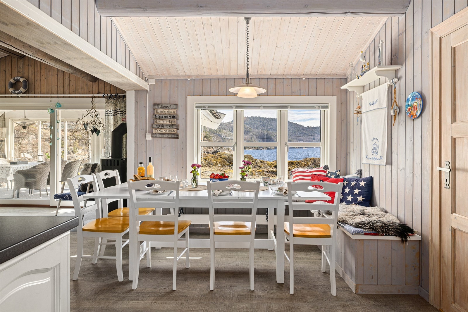 Stuen er åpen med plass til sofakrok og spiseplass ved vinduet. Galleribilde