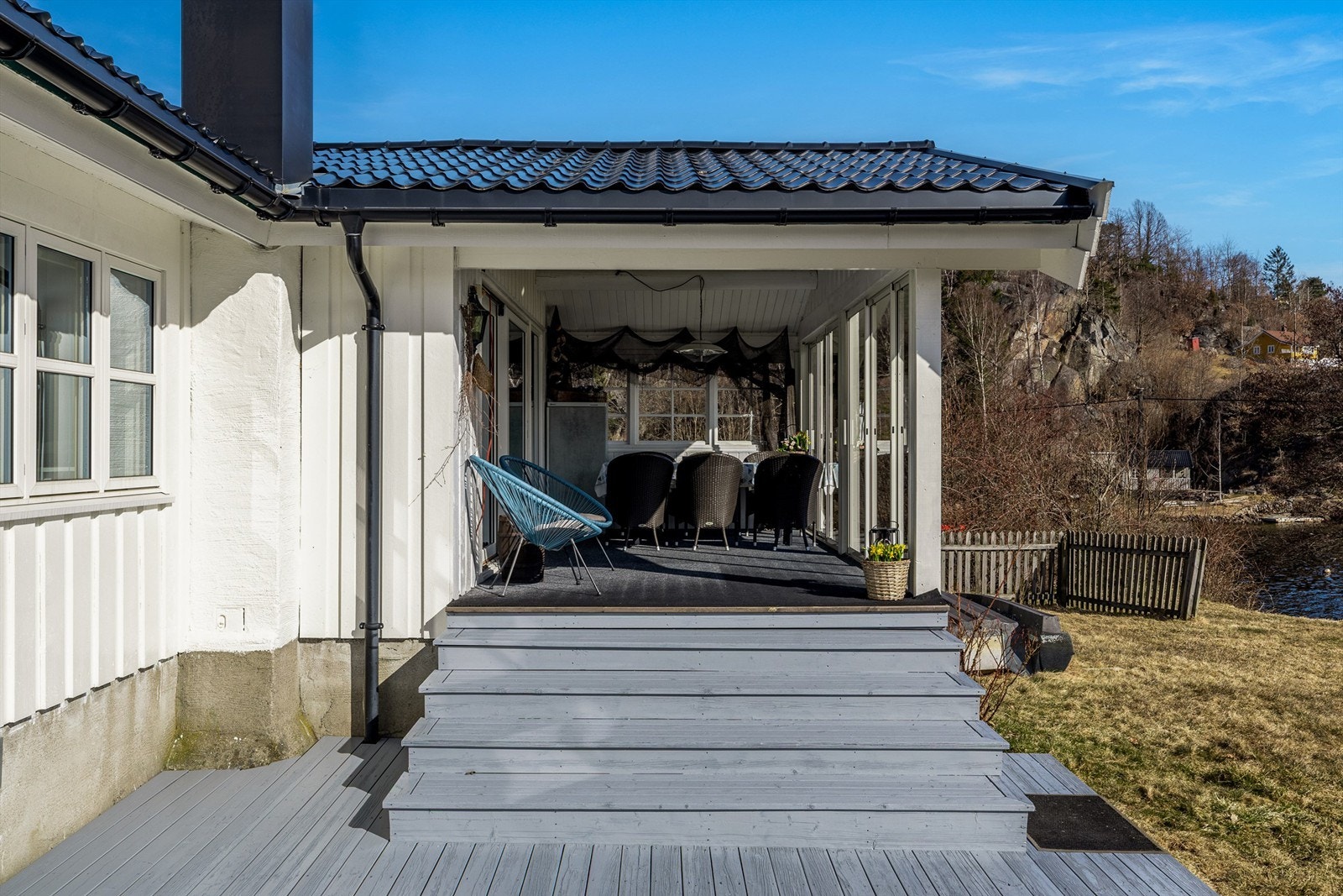 Overbygget terrasse med glassvegger blir som en ekstra stue på fine sommerkvelder. Galleribilde