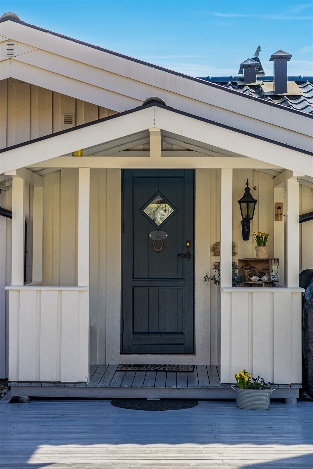 Koselig med overbygget inngangsparti med sittebenk på hver side. Galleribilde